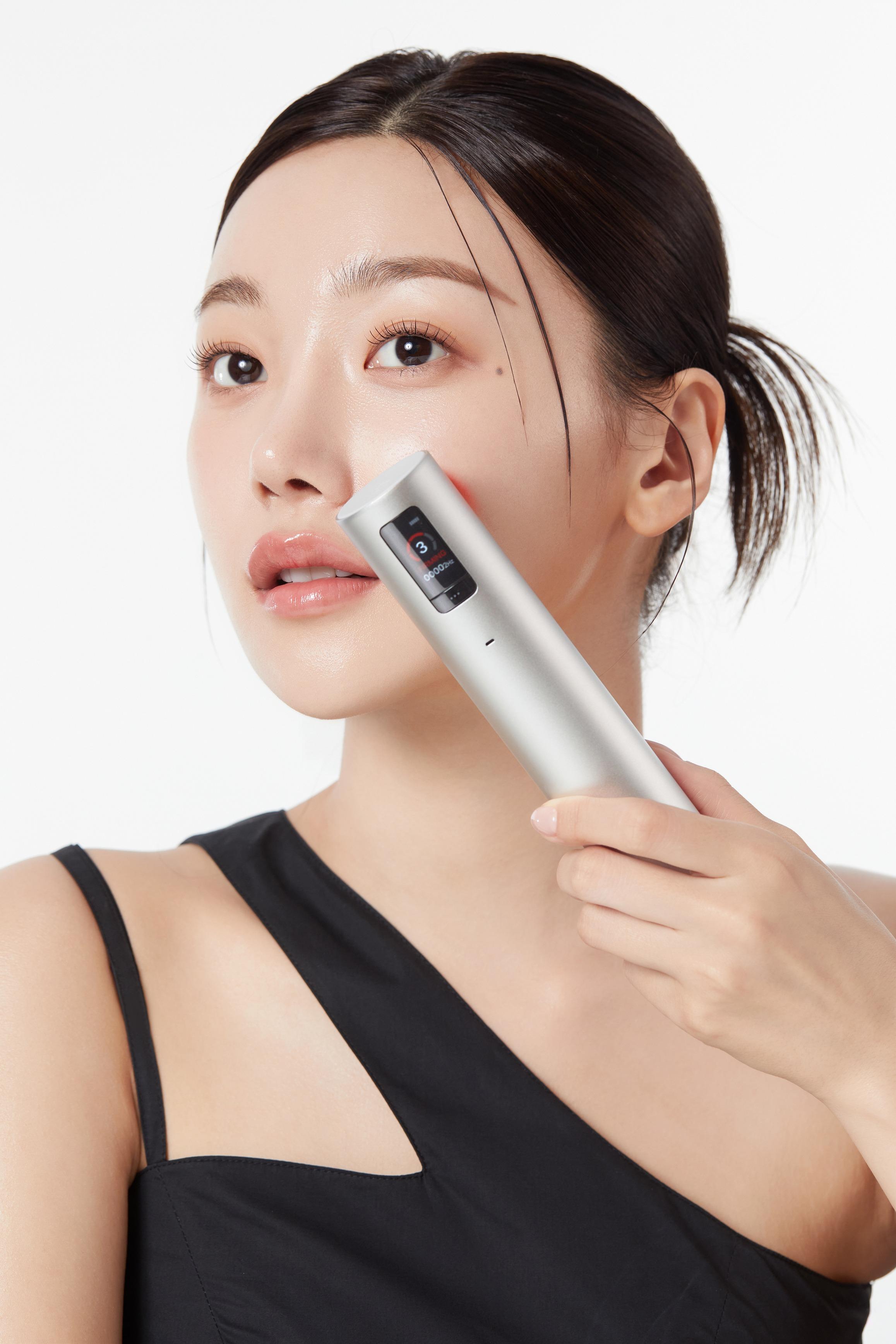 最新推出的提肌緊顏Age-R High Focus Shot,是主打醫美HIFU同款效果的超聲波美容儀。