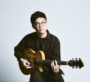 現居美國紐約的關家傑,師承羅尚正及包以正,是香港近年最活躍的爵士樂之一。