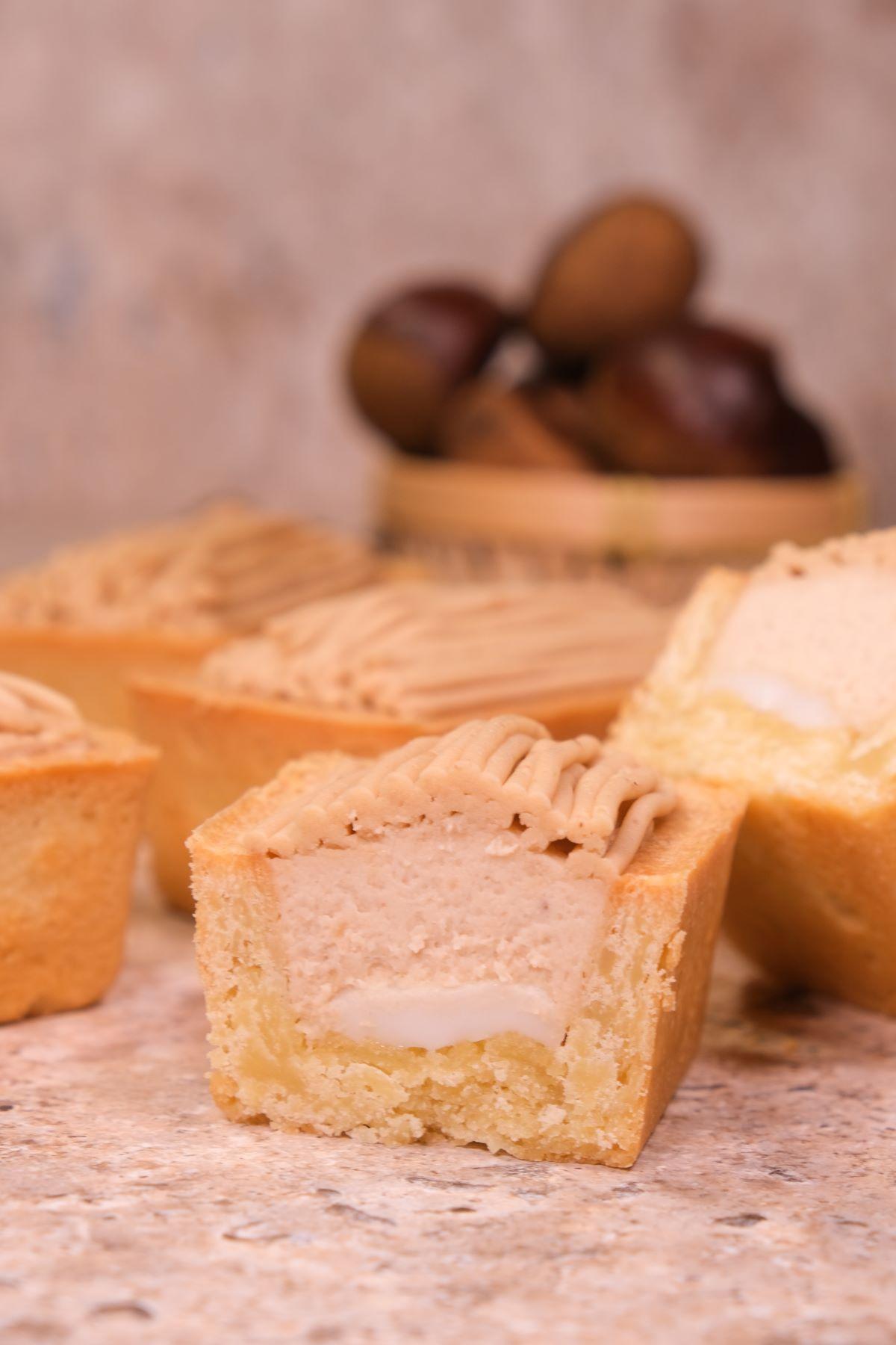 上層為栗子蓉,中間是栗子慕絲,與撻底之間有層軟糯的麻糬。