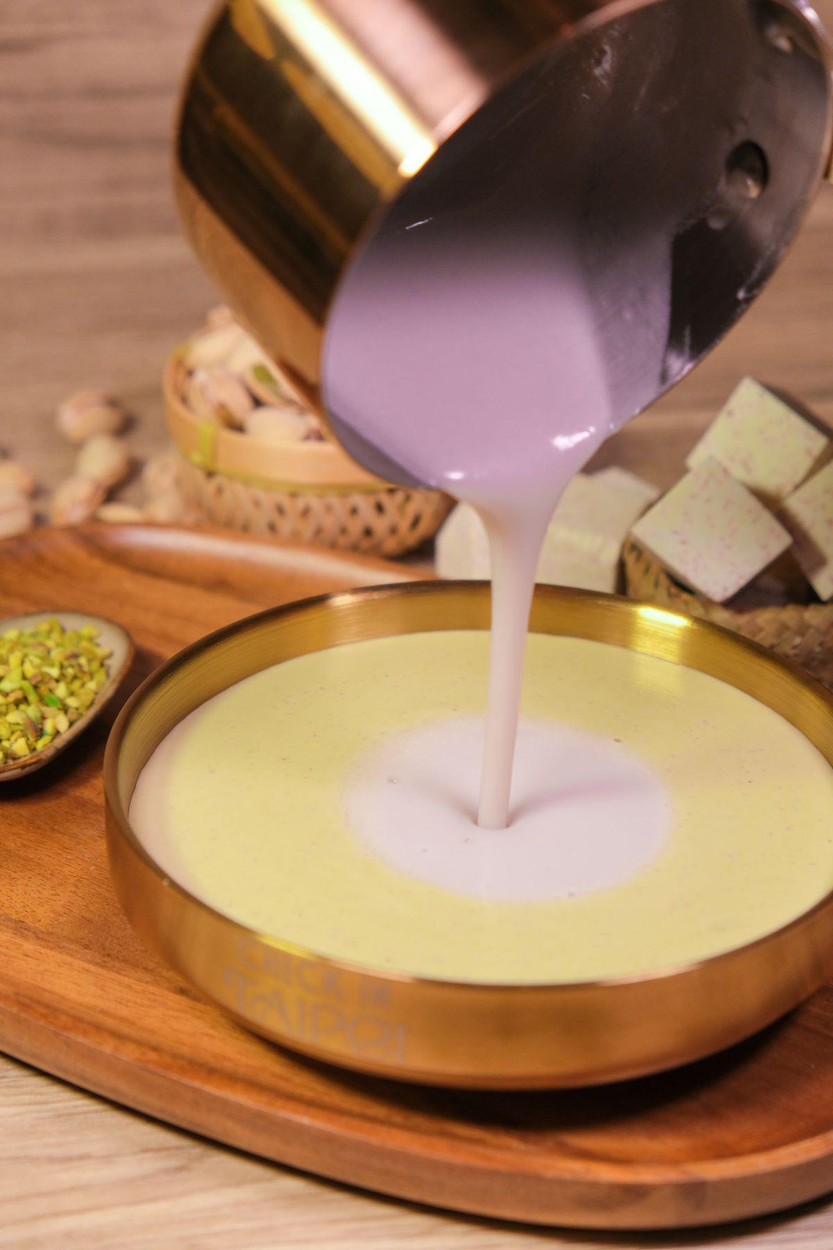 先將芋泥糊撞開心果糊