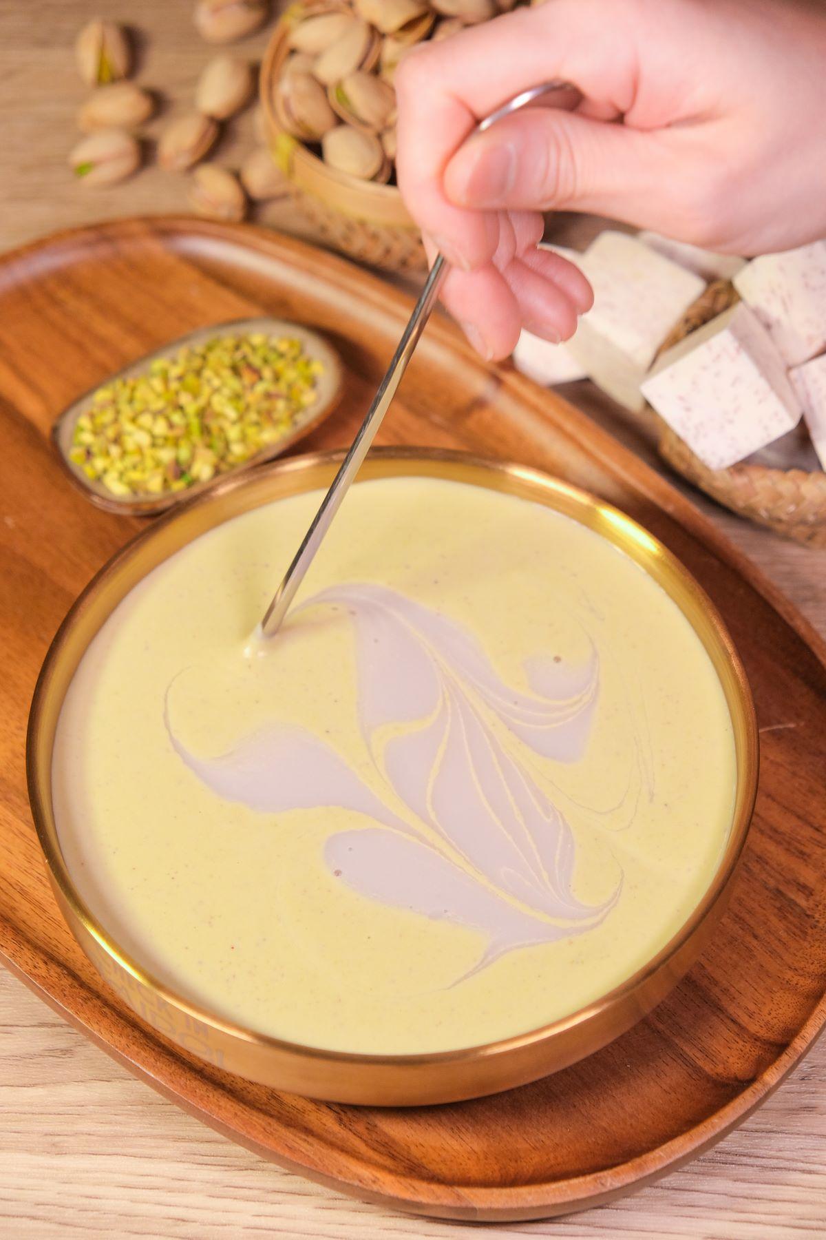 店員畫出優美的拉花圖案。