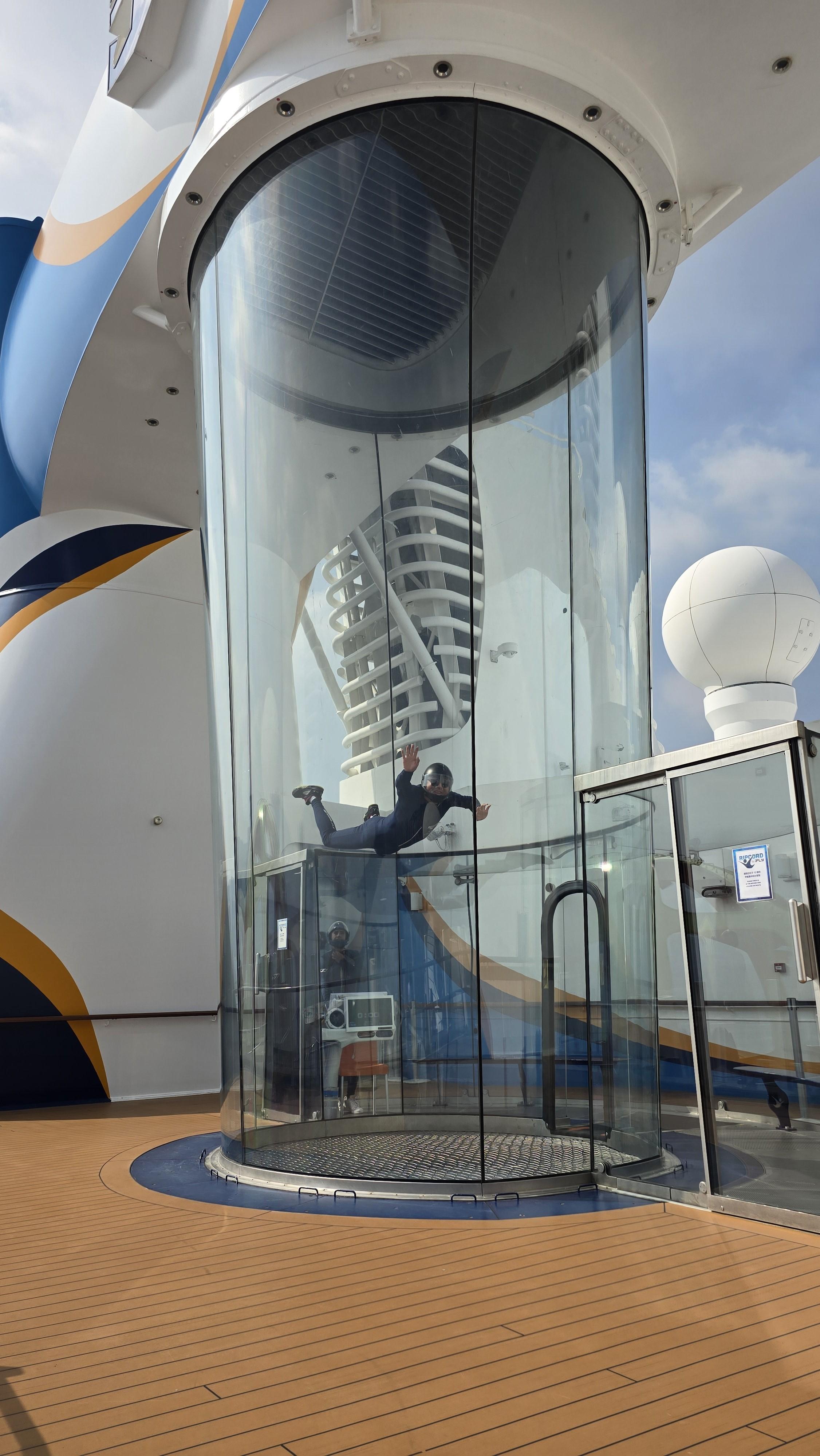 享受甲板跳傘。