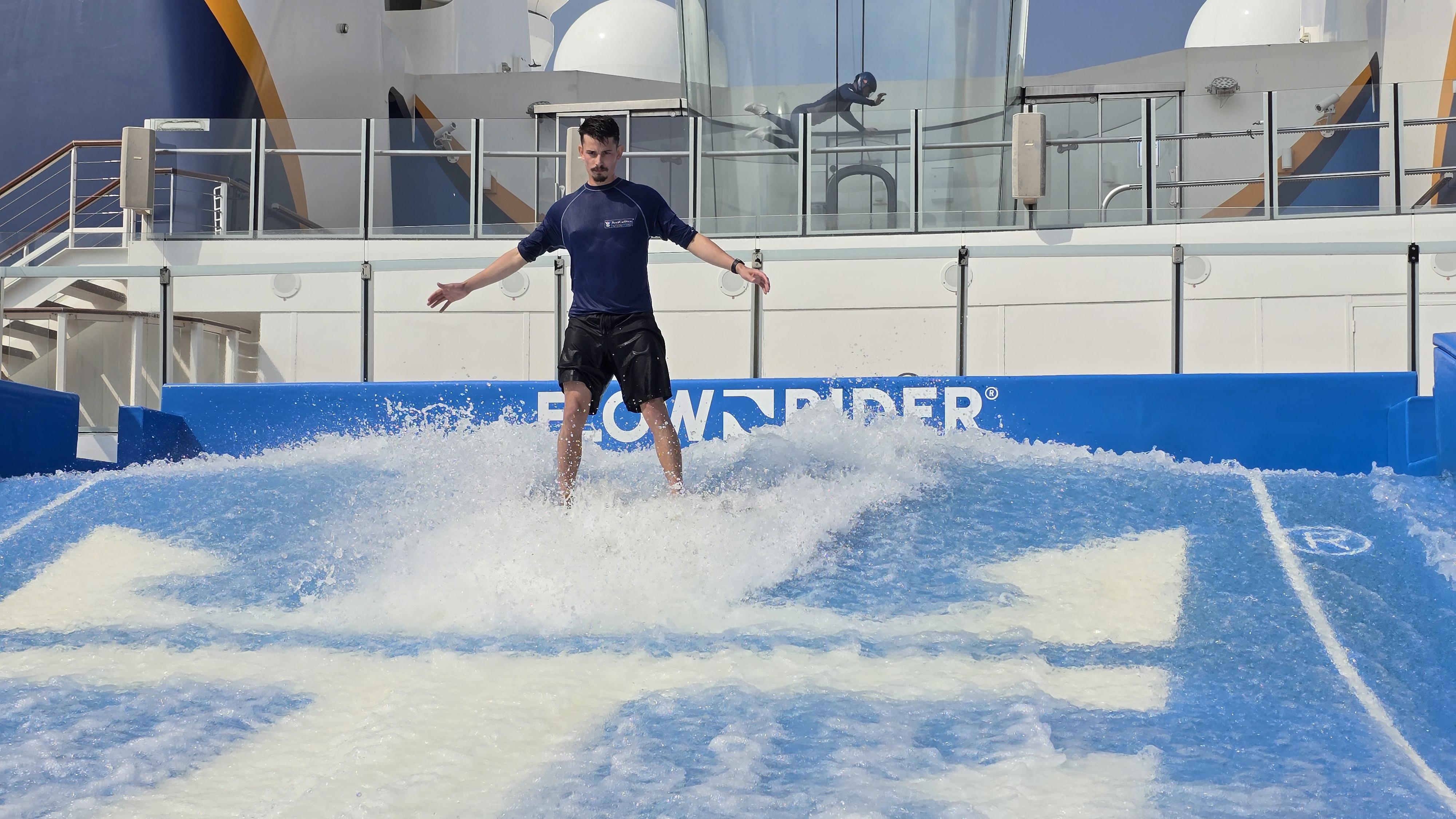 FlowRider衝浪模擬器上衝浪。