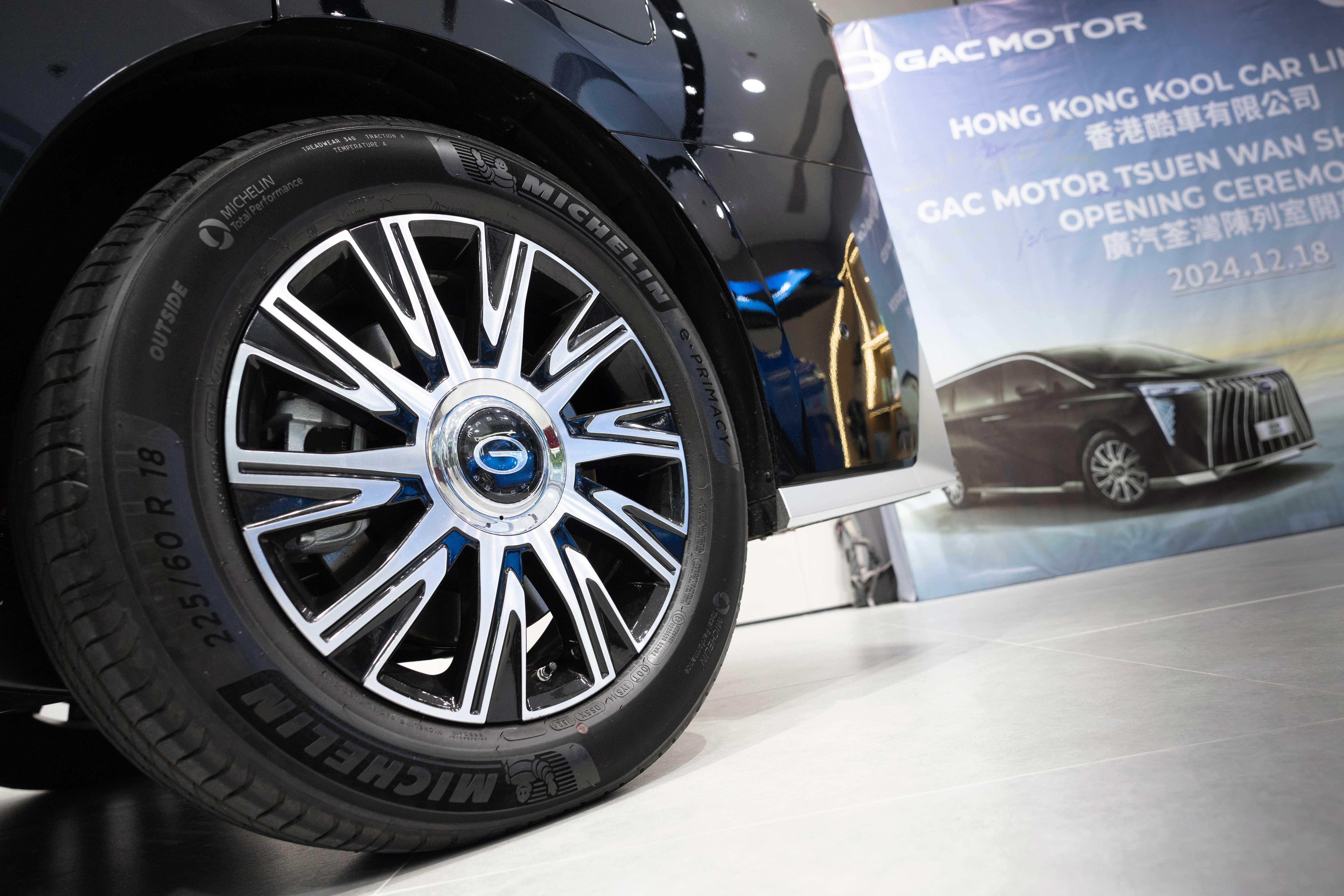 頂配版配備 2 張按摩座椅,位置為後排兩個主要座位;提供 電子避震功能,提升乘坐舒適性;座椅帶有 通風功能,讓用戶在長時間乘坐中保持舒適。