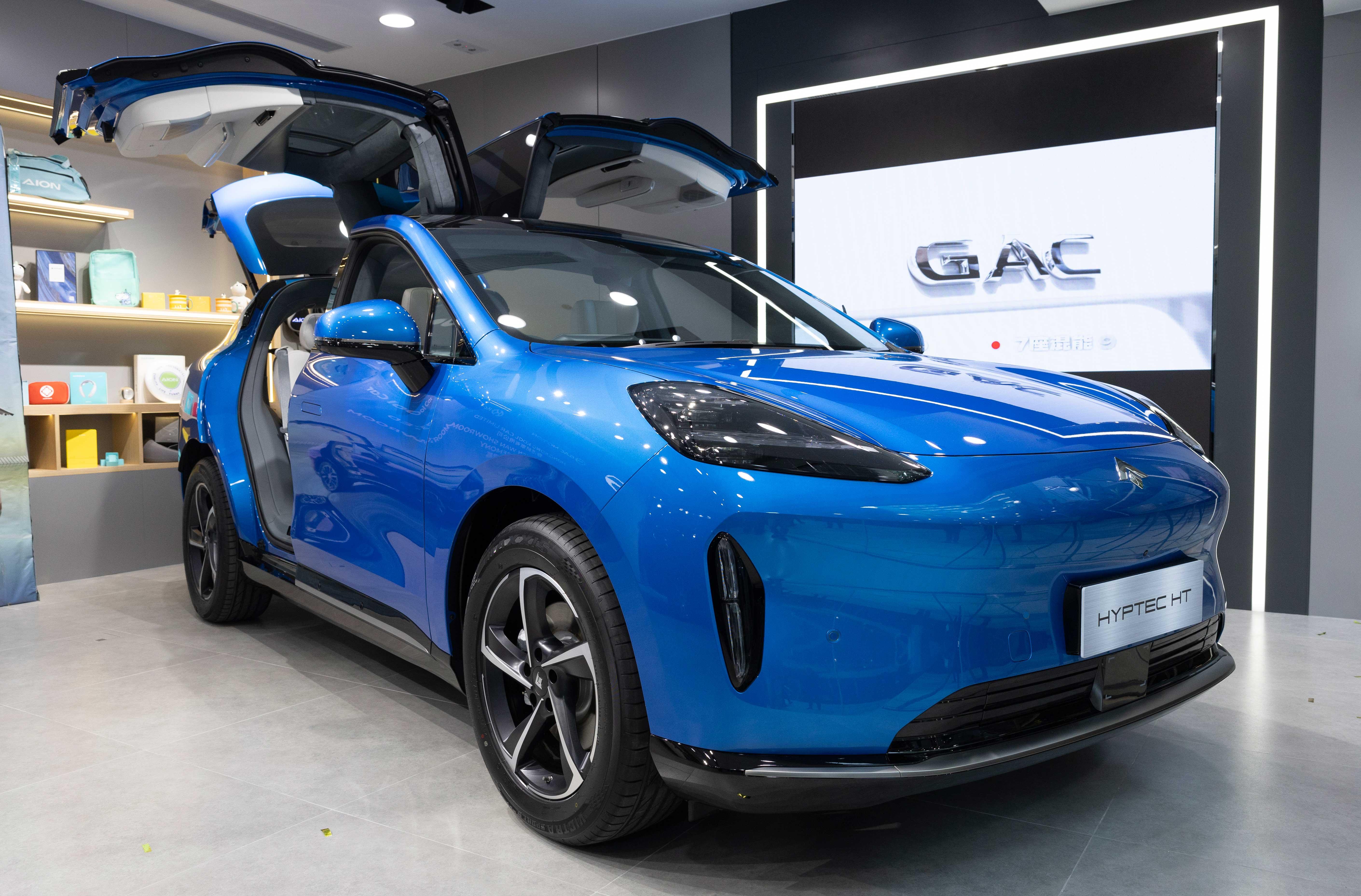 HYPTEC HT提供了更加寬敞舒適的空間,5座位設計和高級內裝材料,以及提供按摩功能的前座,顯出這款車的豪華感。