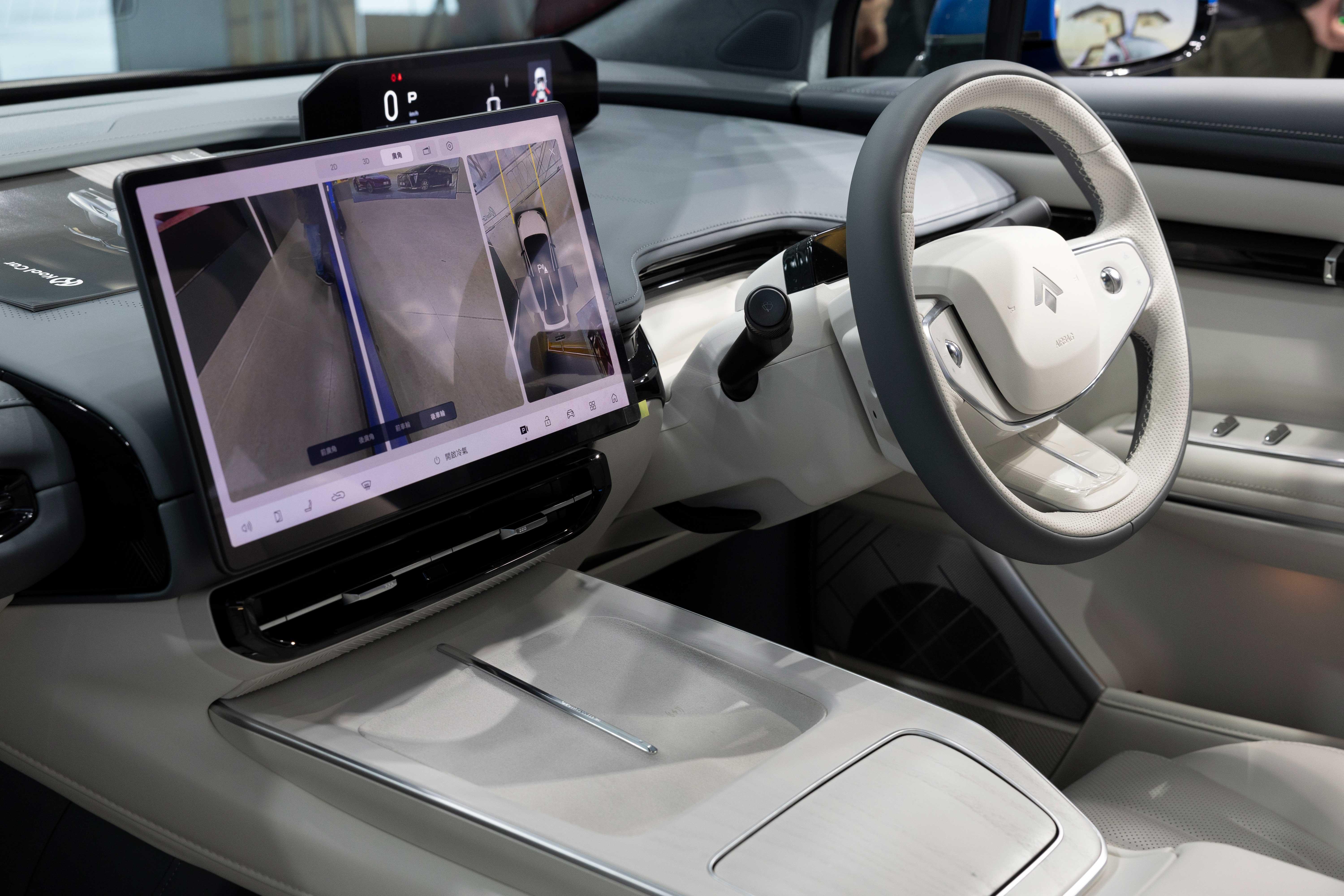 HYPTEC HT提供了更加寬敞舒適的空間,5座位設計和高級內裝材料,以及提供按摩功能的前座,顯出這款車的豪華感。