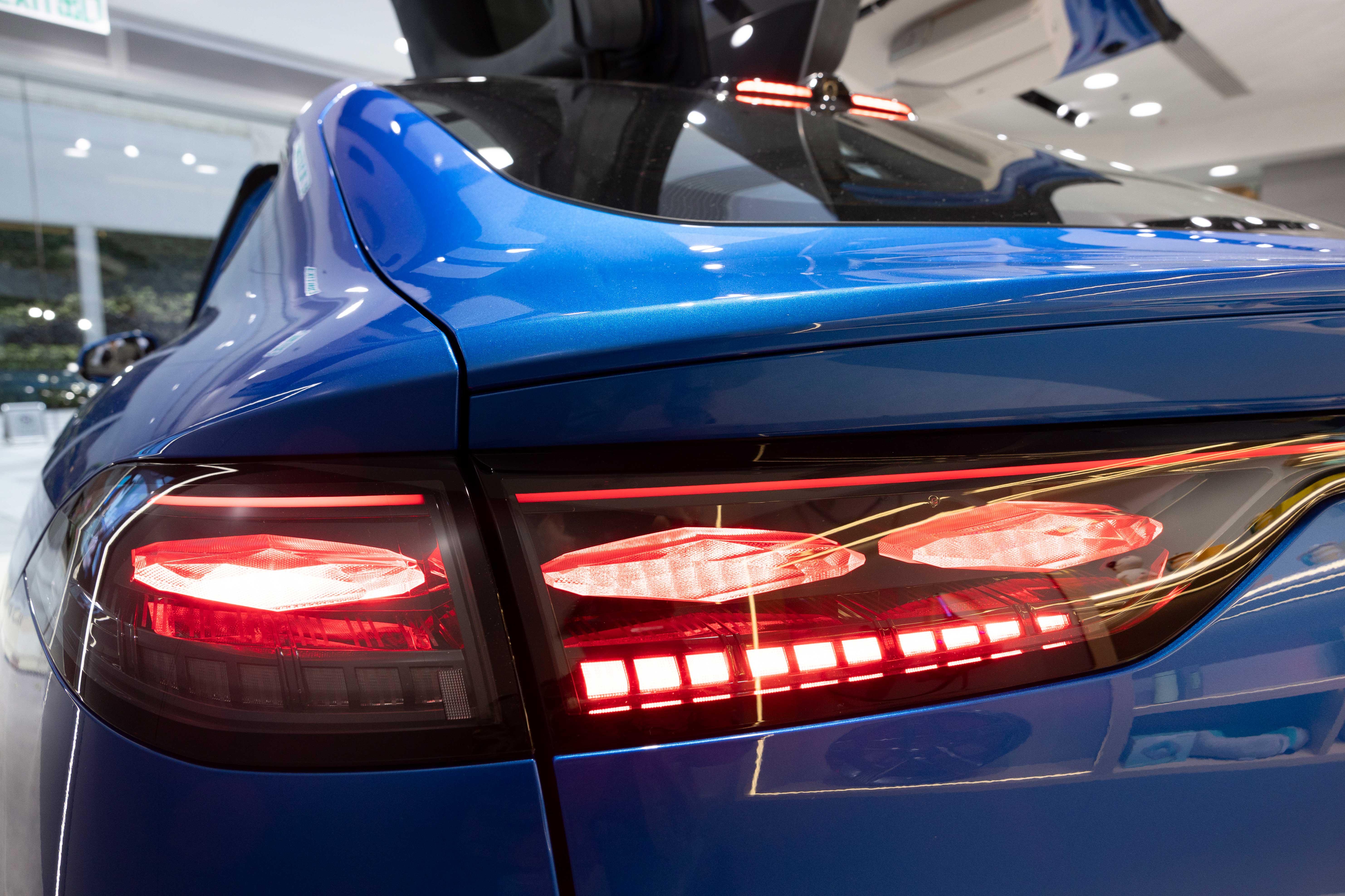 HYPTEC HT提供了更加寬敞舒適的空間,5座位設計和高級內裝材料,以及提供按摩功能的前座,顯出這款車的豪華感。