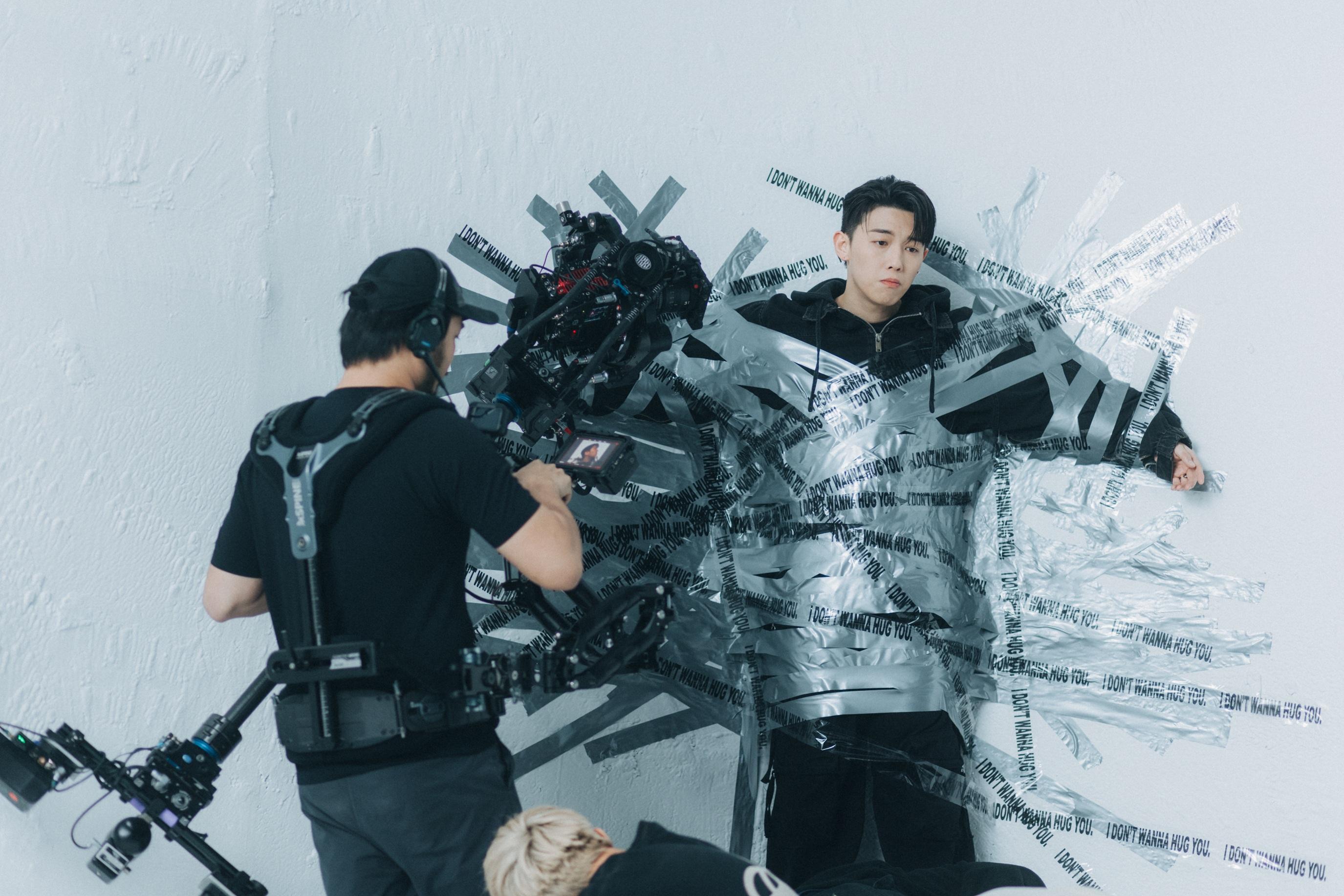 MC張天在新歌《說謊者》MV要「黐牆」,直言勒住重要部位頗辛苦。