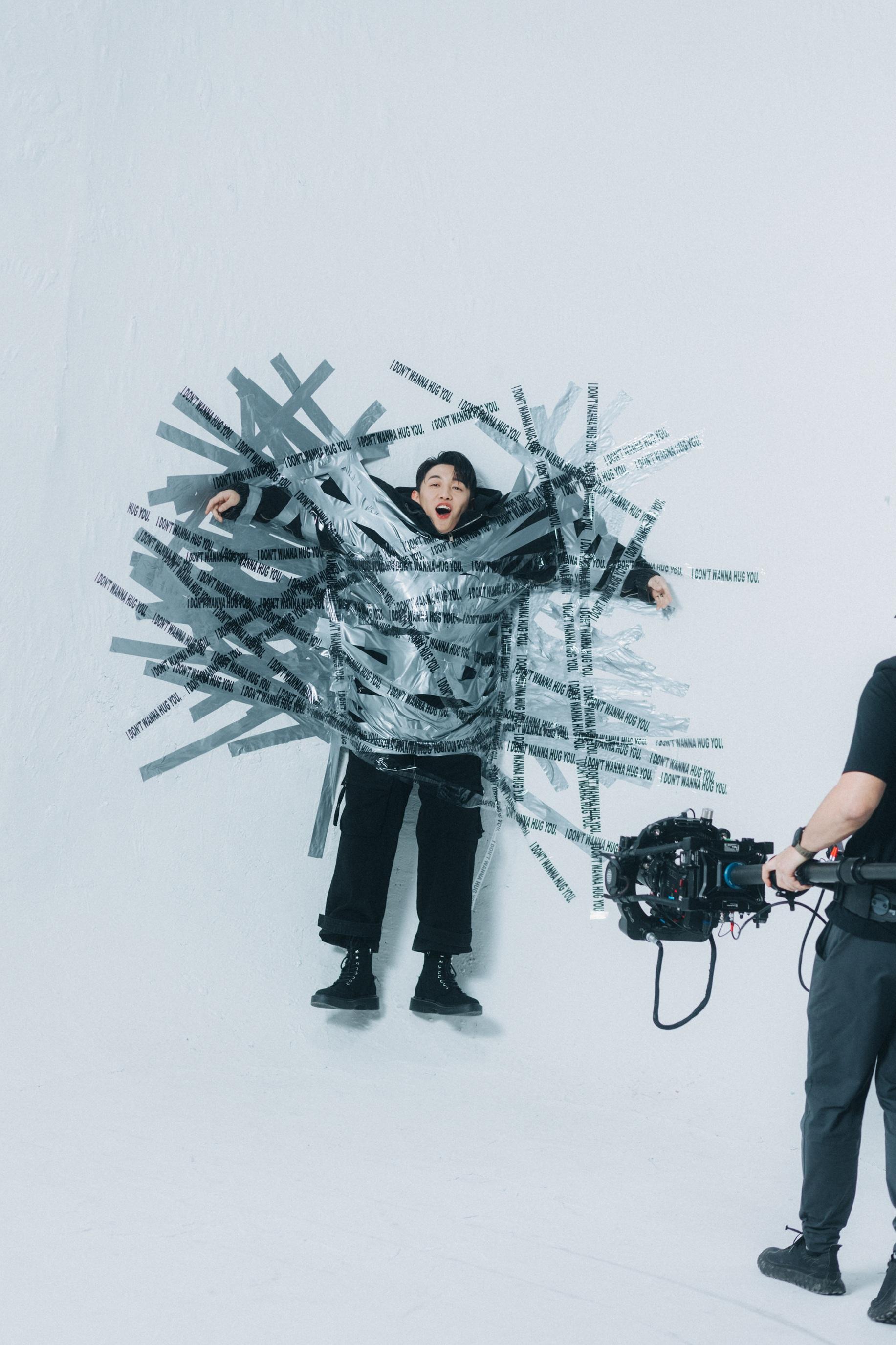 MC張天在新歌《說謊者》MV要「黐牆」,被五花大綁。