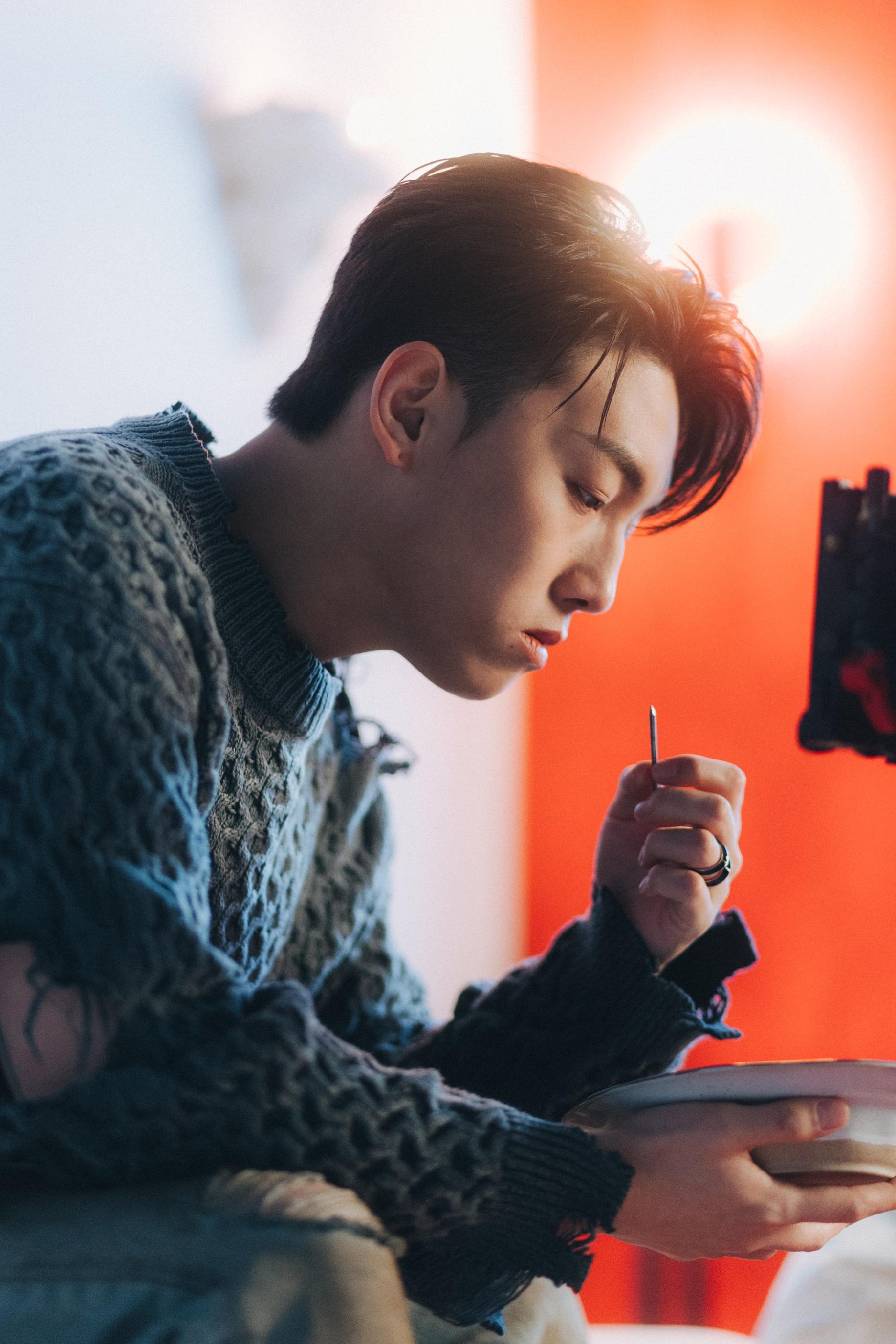 MC張天賦在新歌《說謊者》MV大玩「食釘」。