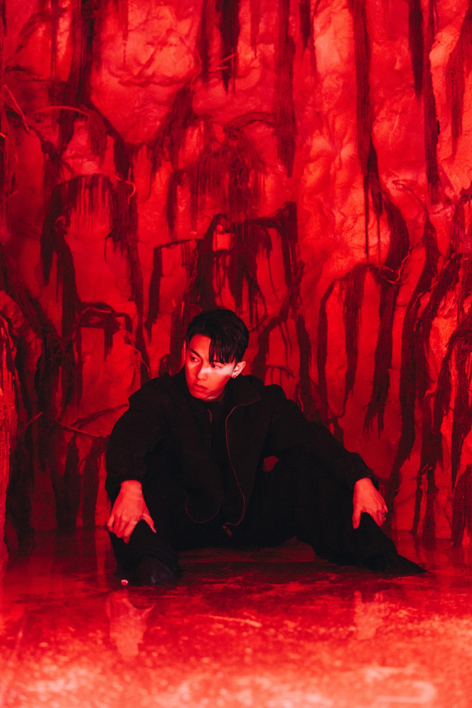 MC張天賦在寒冷天氣警告下,濕身拍《說謊者》MV。