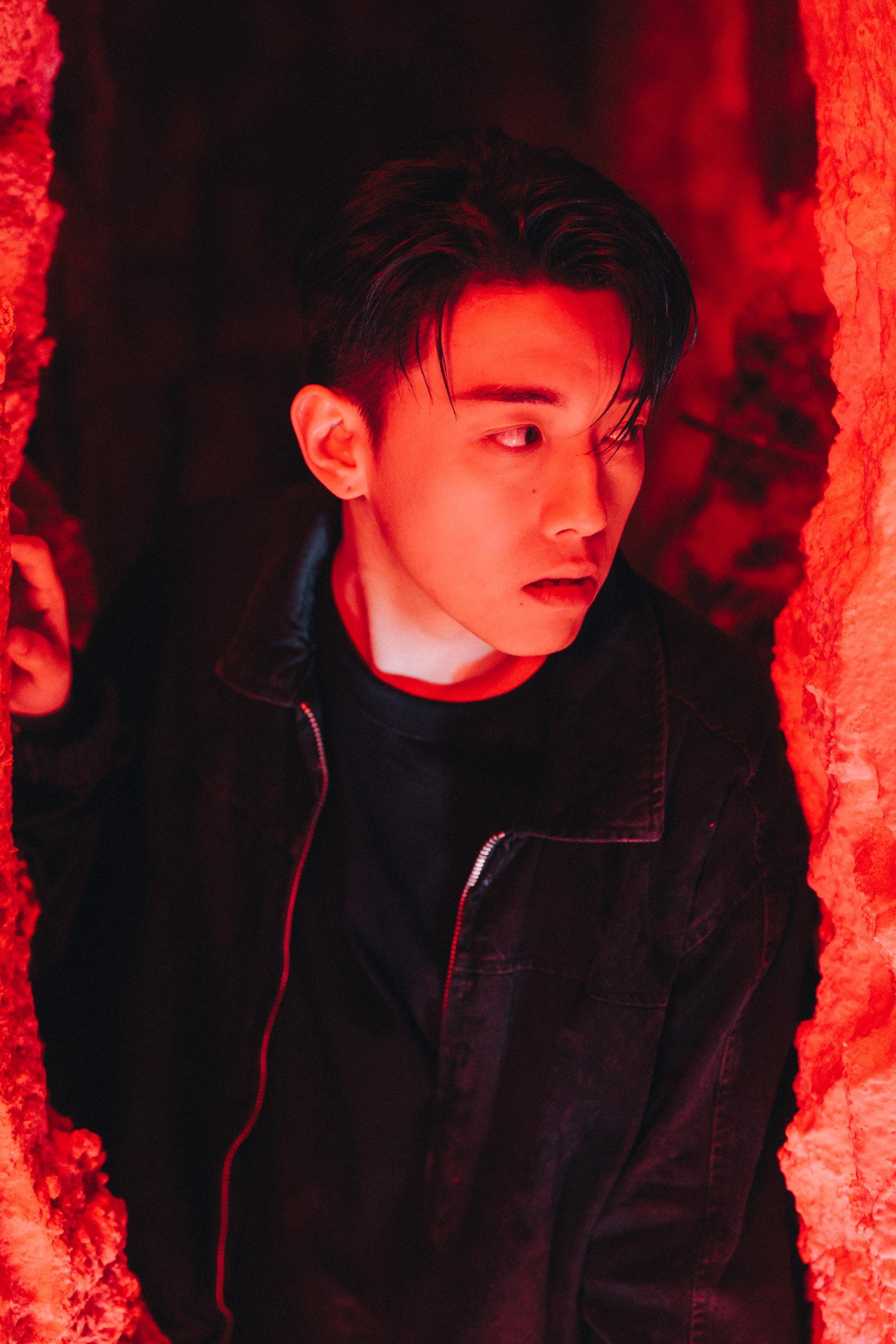 MC張天賦在寒冷天氣警告下,濕身拍《說謊者》MV。