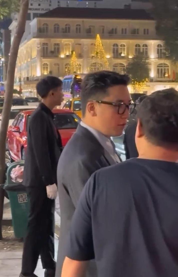 勝利日前身在外地,戴著黑框眼鏡及穿上藍色西裝疑似傾生意。