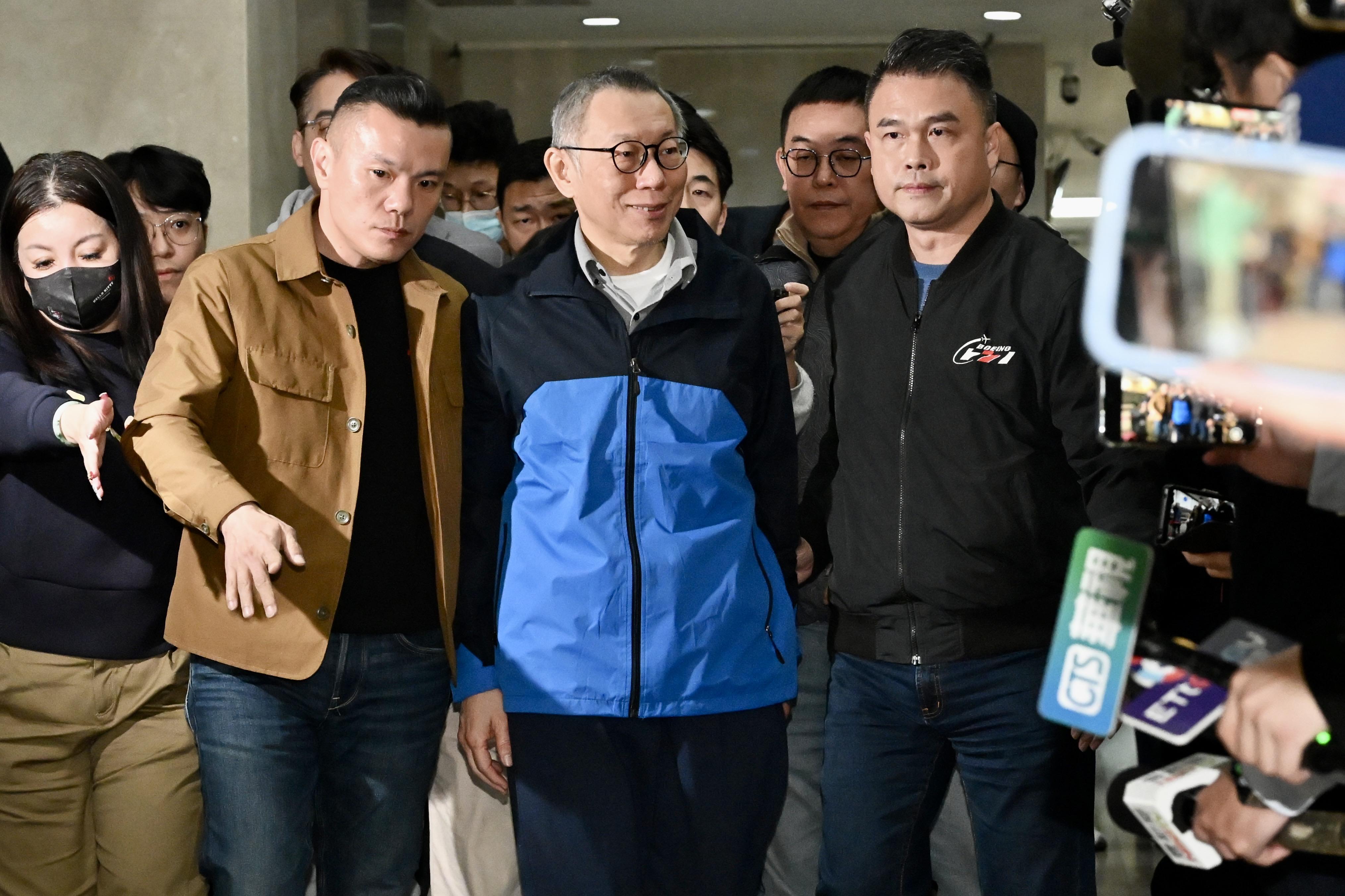 柯文哲走出台北地方法院,返回住家。(中通社)