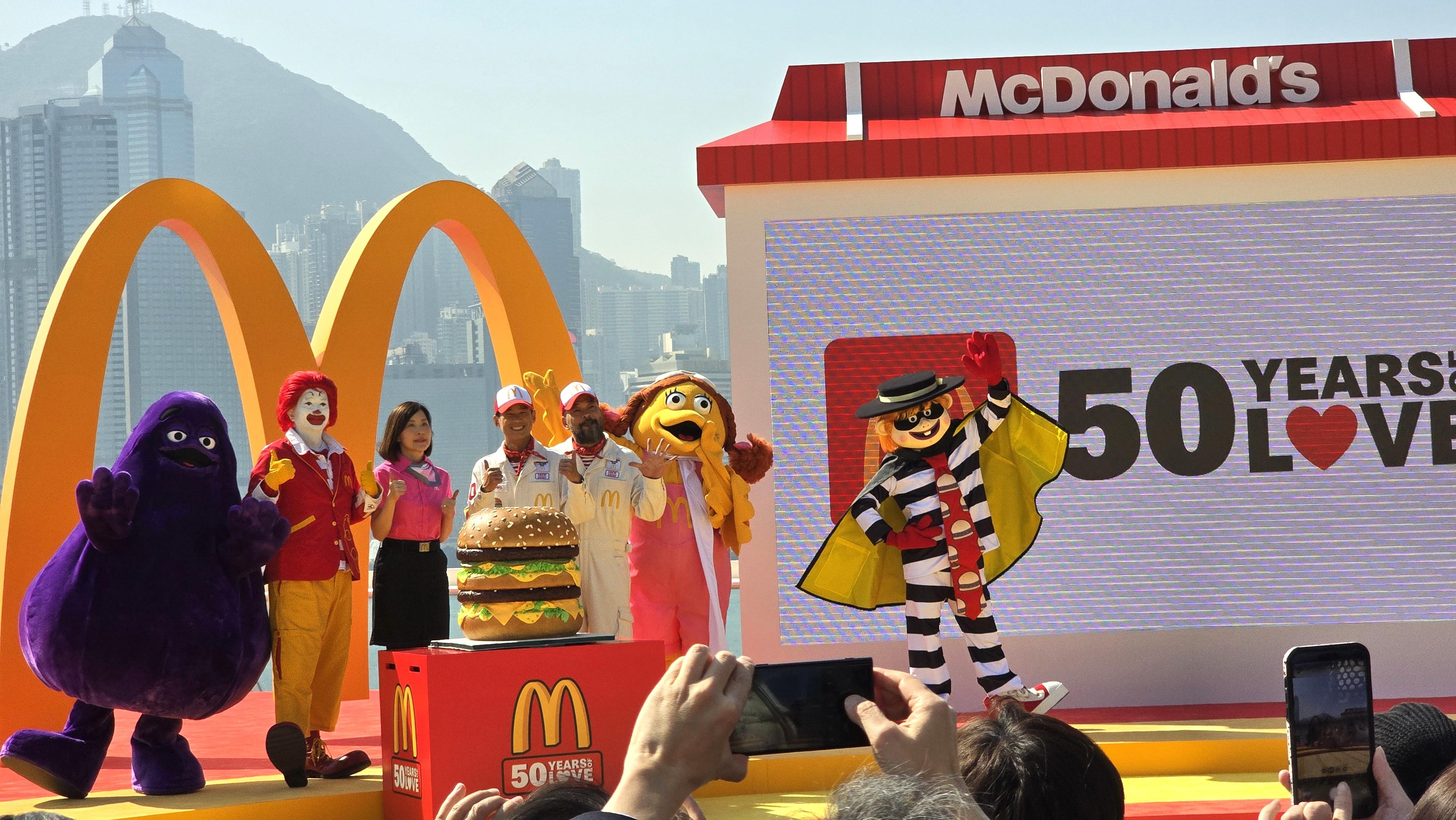 Randy(左三)與軟硬(左四、五:林海峰和葛民輝),連同一眾麥當勞樂園角色合照。