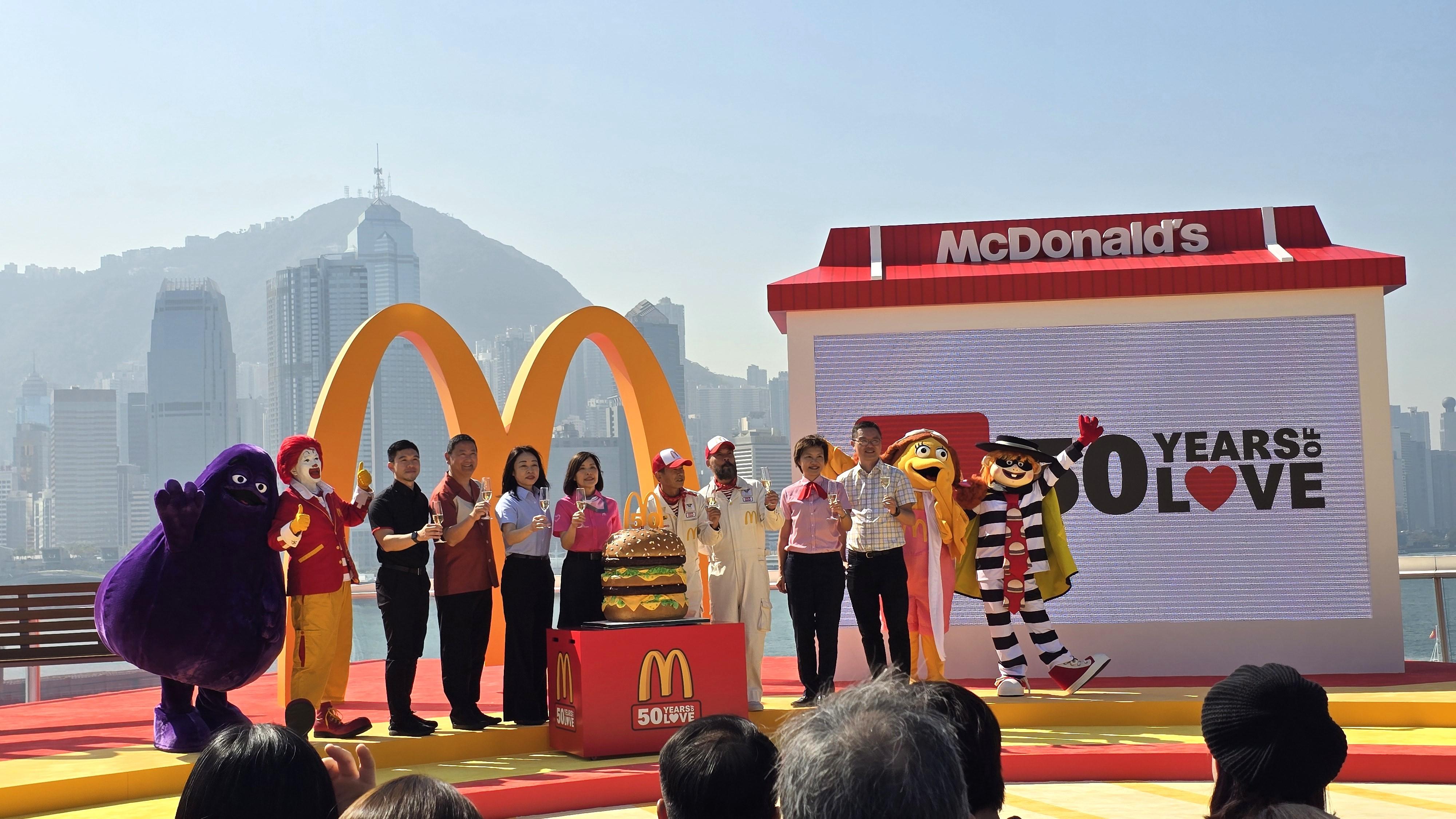 最後一眾香港麥當勞管理層向來賓祝酒。