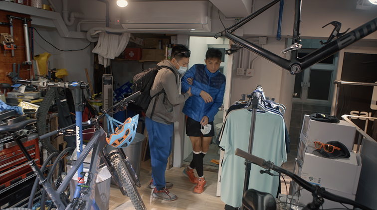 「香港四徑超級挑戰」參賽者,跑到又屙又嘔。(《香港四徑大步走》劇照)