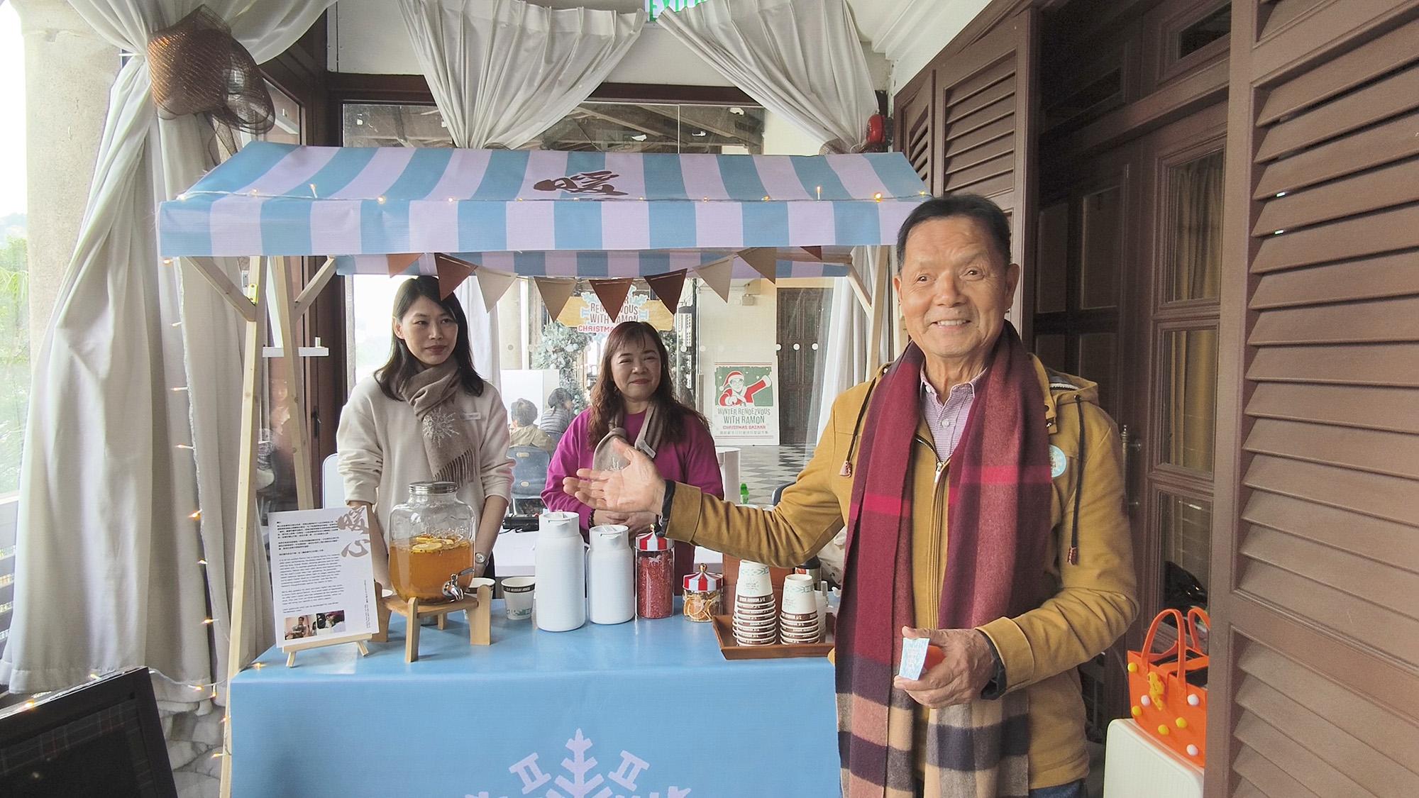 吳大強嚟到熱飲檔攤換取窩心熱飲。