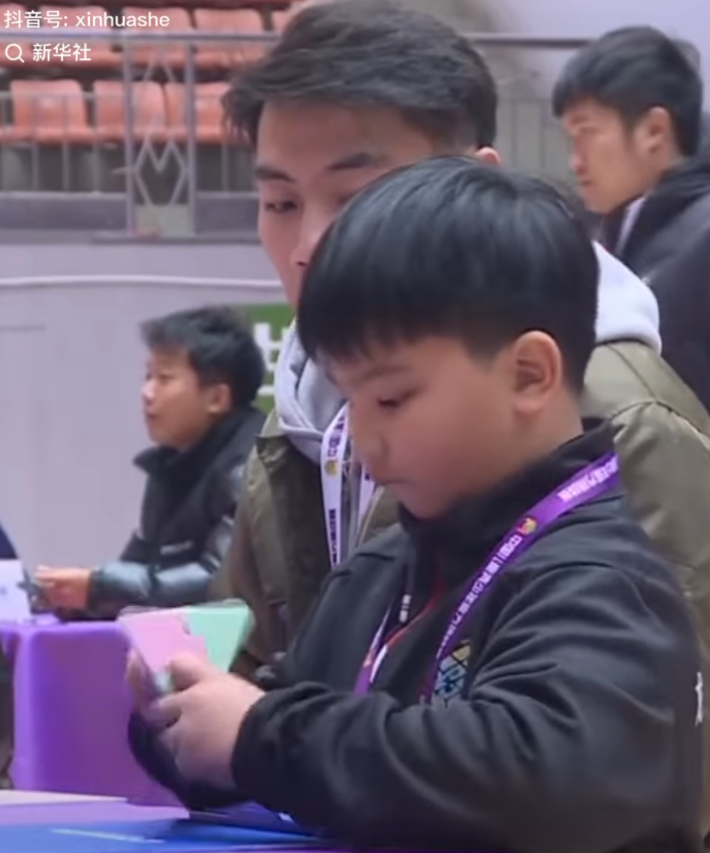 9歲男孩胡若珵看似不用思考就完成了。