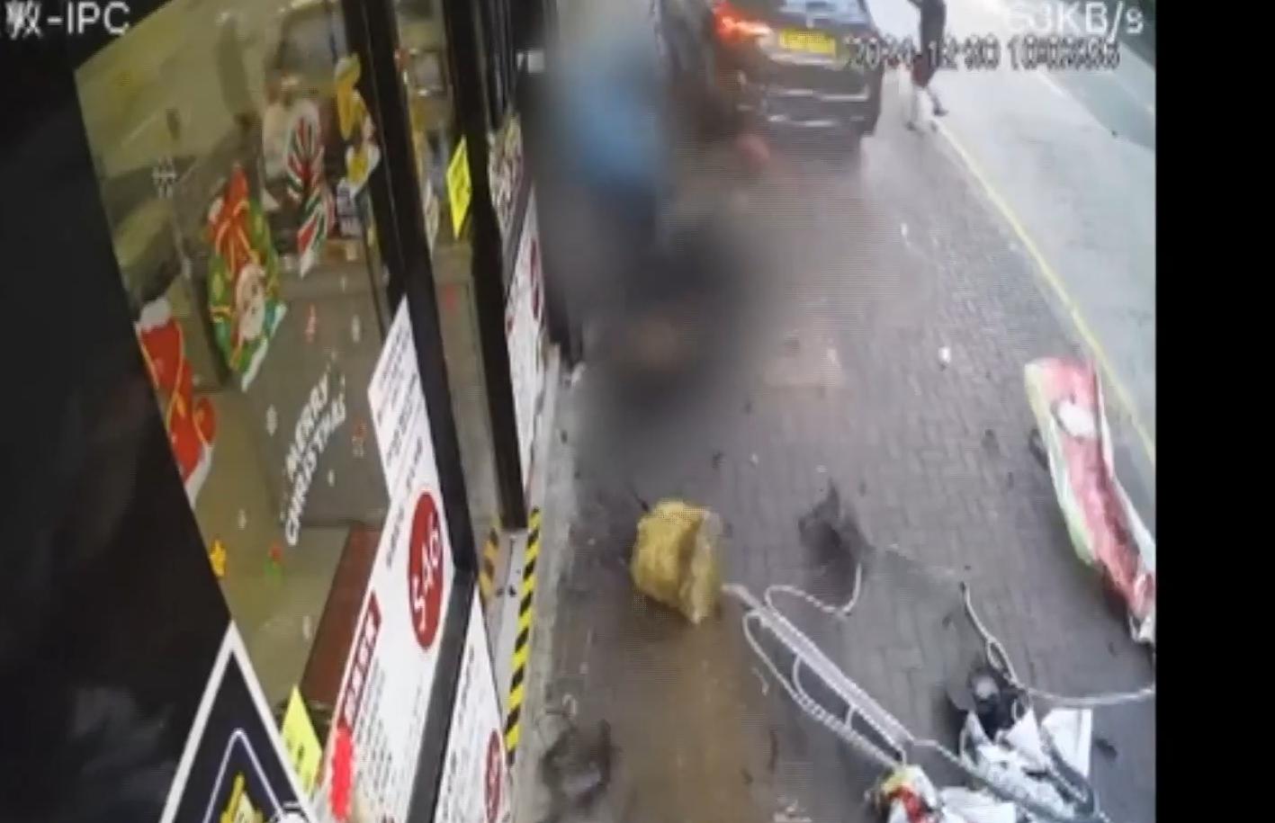 一名途人被私家車撞飛。(有線電視新聞截圖)