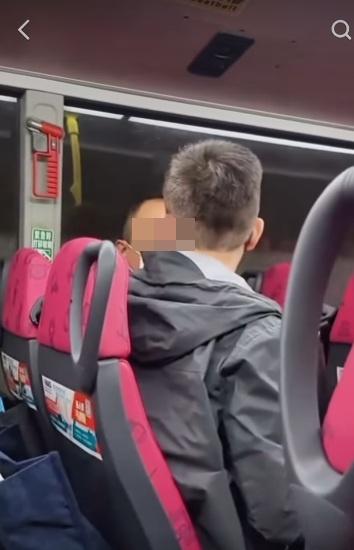 網上熱話|巴士2大叔因為爭位碰撞,爆發激烈爭執。(網片截圖)