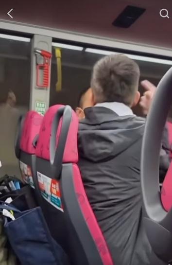 網上熱話|巴士2大叔因為爭位碰撞,爆發激烈爭執。(網片截圖)