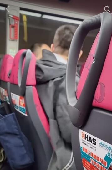 網上熱話|巴士2大叔因為爭位碰撞,爆發激烈爭執。(網片截圖)