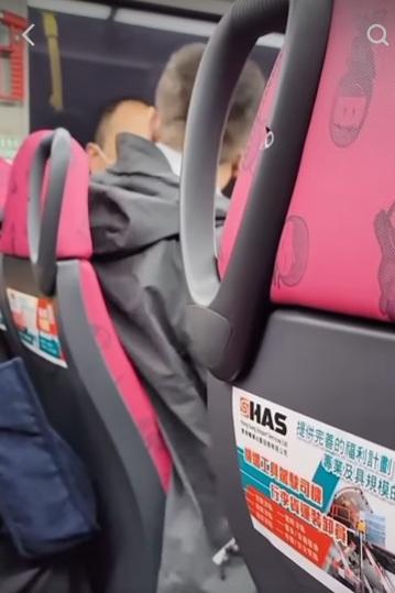 網上熱話|巴士2大叔因為爭位碰撞,爆發激烈爭執。(網片截圖)