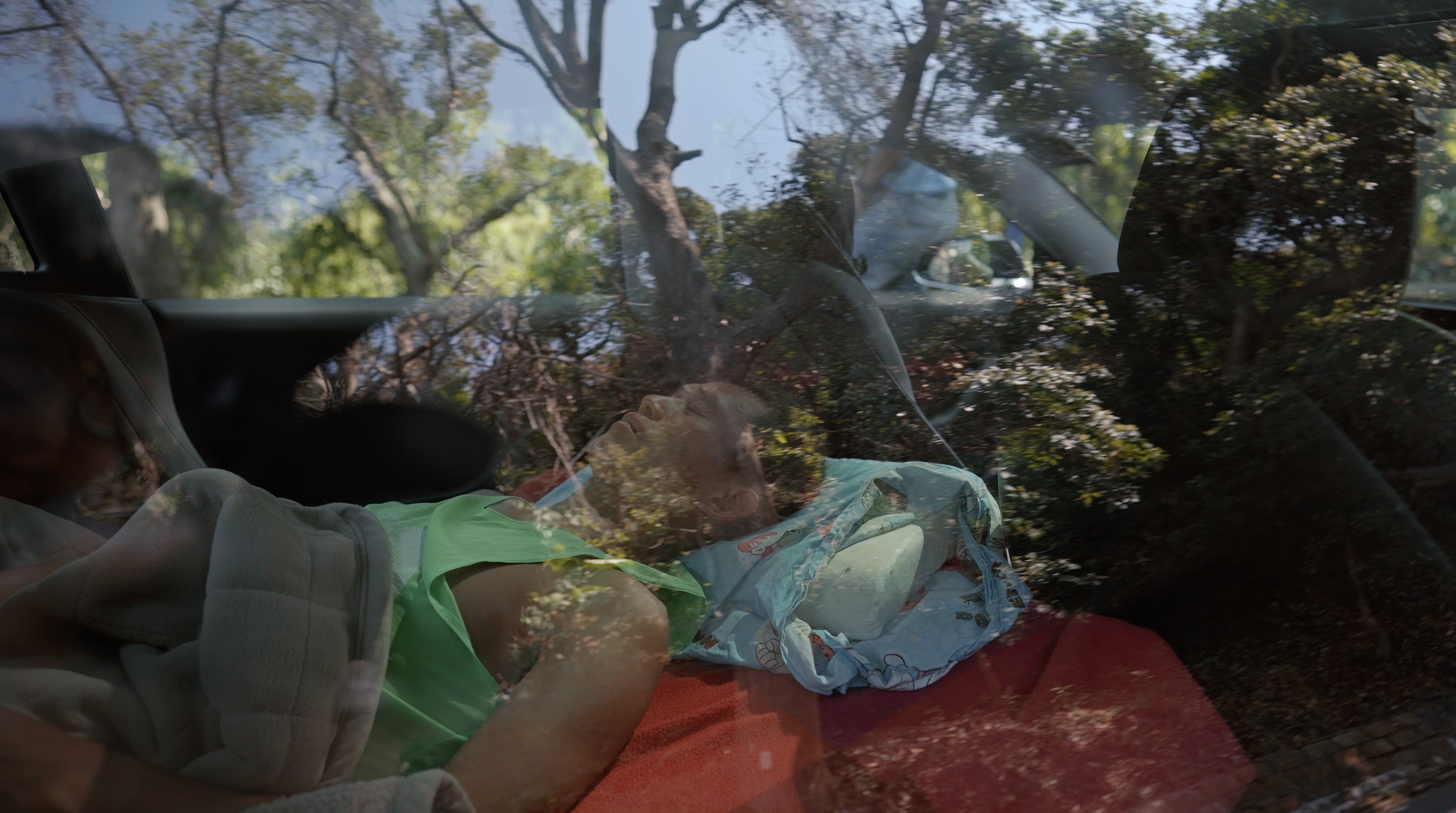 「香港四徑超級挑戰」跑手要面對身體不適和極度疲累的狀況,只能靠意志繼續堅持。(《香港四徑大步走》劇照)