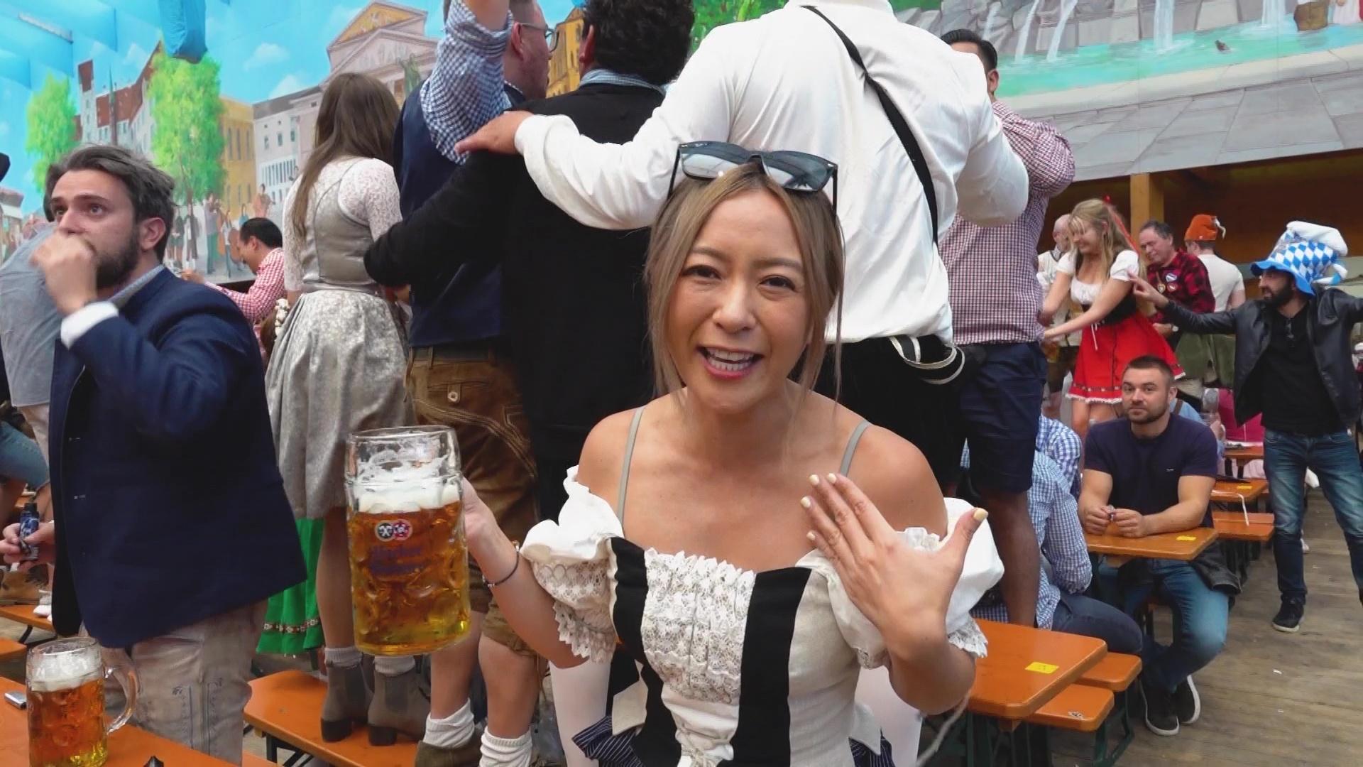 Christy以中古貴婦look,參加當地的大型中世紀節日。