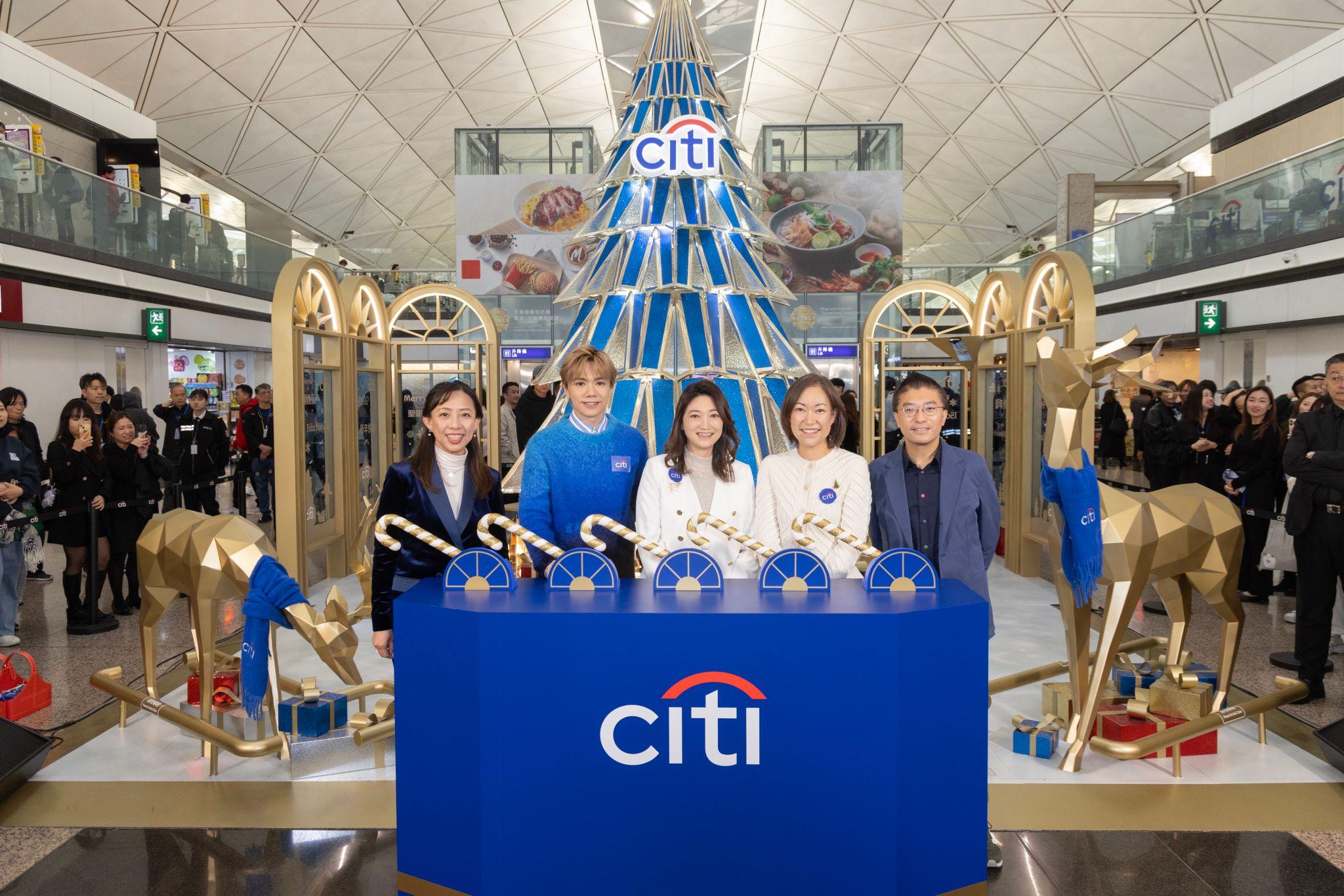 張敬軒為機場聖誕許願樹亮燈。