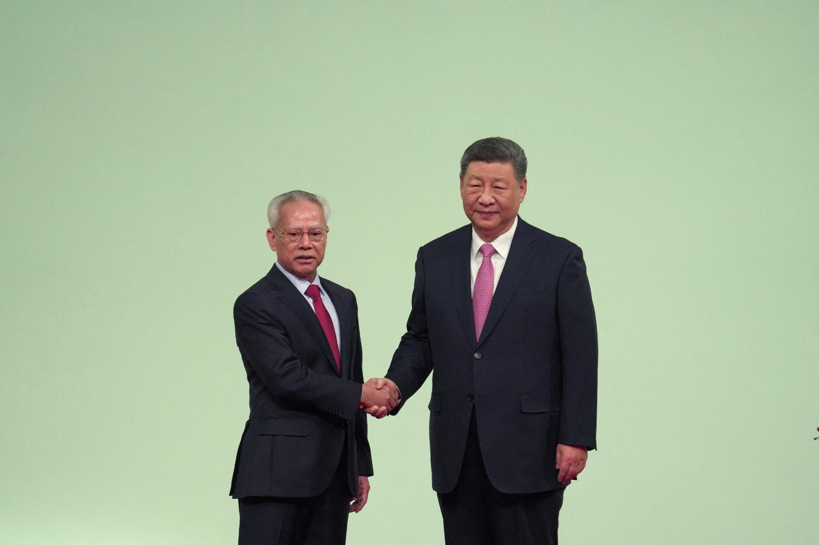 岑浩輝(左)在國家主席習近平監誓下,宣誓就任澳門行政長官(路透社圖片)