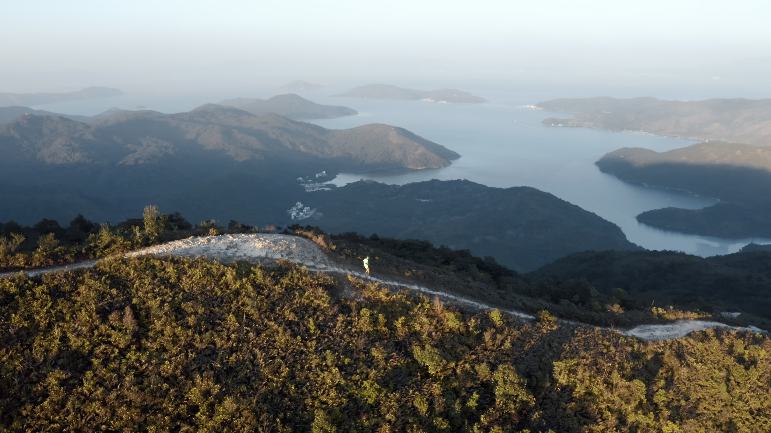 《香港四徑大步走》以鏡頭呈現香港這繁華城市獨有的壯觀山嶺景色。