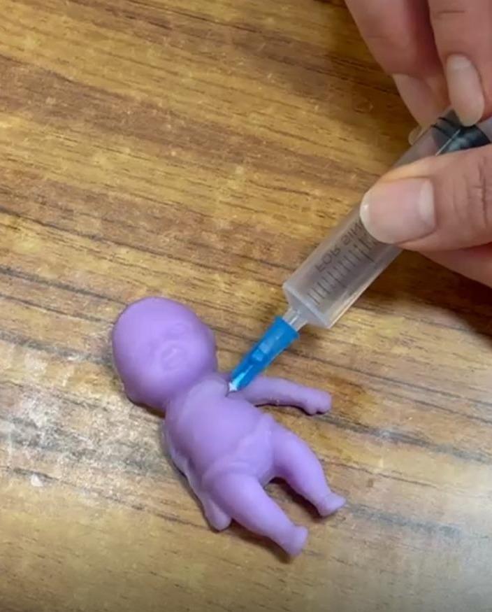 玩法是將針筒打入該人體玩具的任何一個部位,令該身體部位鼓脹起來。若學生將針筒空氣注射入『真實的人體』內,必構成生命危險。