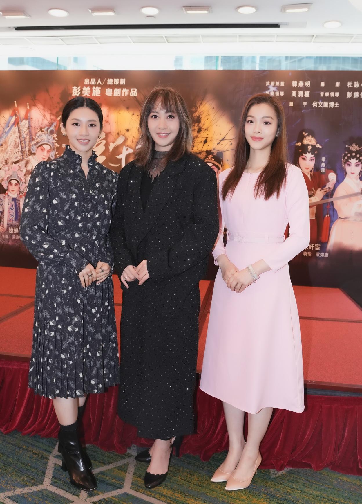 梁非同、梁燕飛、曉瑜,演出《劍膽紅袖除奸宦》。