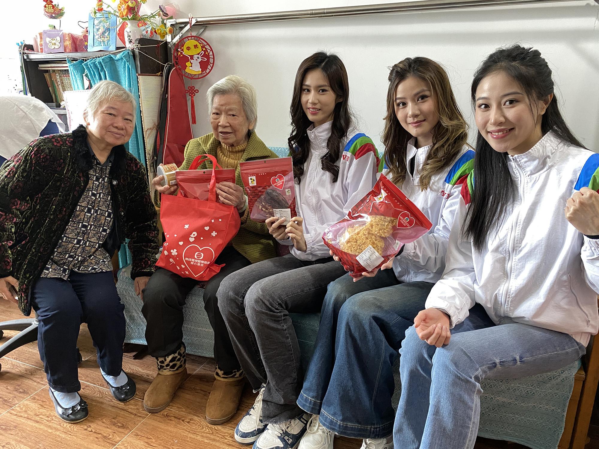 應屆香港小姐倪樂琳、楊梓瑤及王汛文在沙田水泉澳邨探訪95歲周婆婆及女兒並派發福袋。