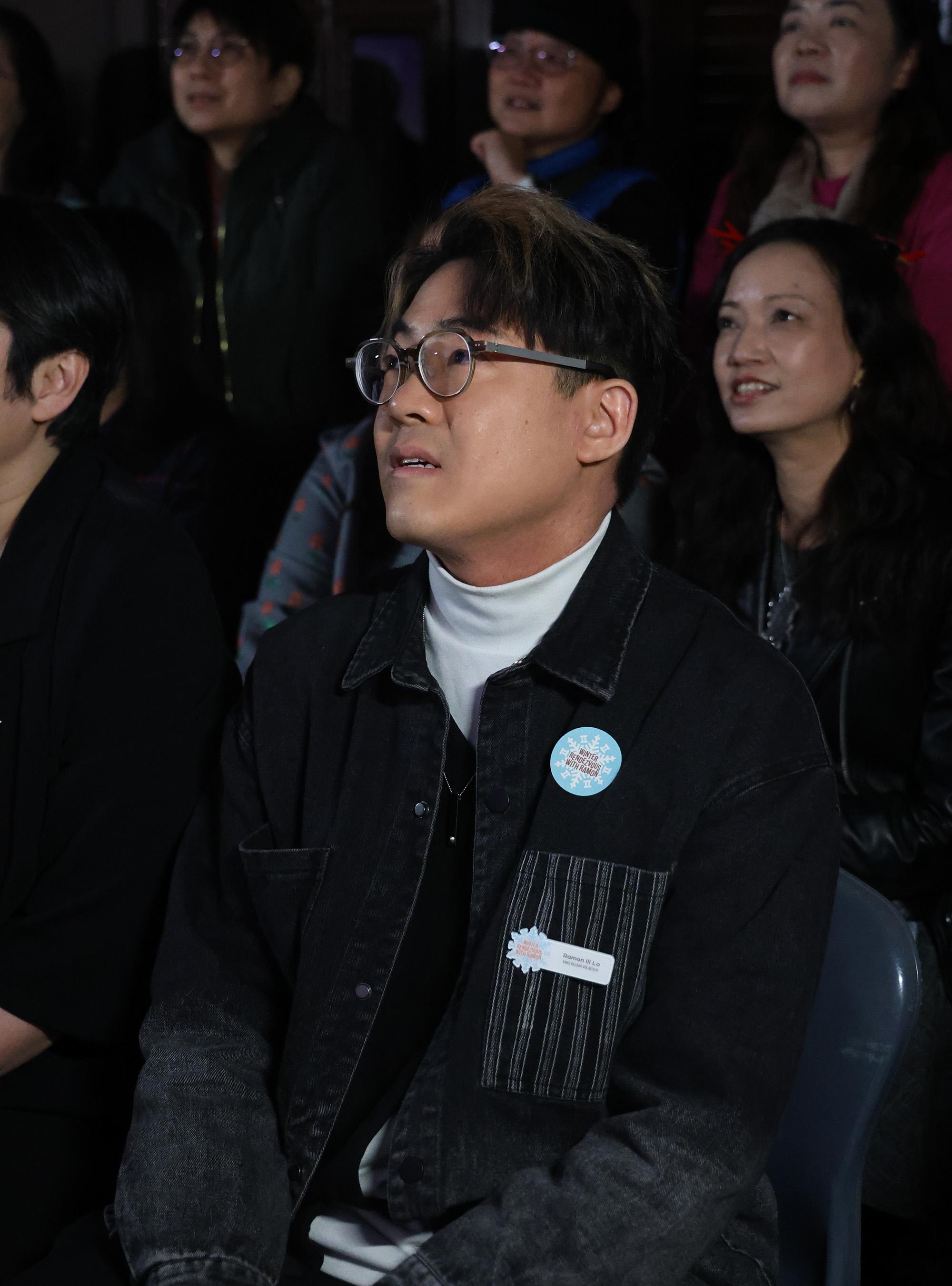 啟豪喺為自己而設嘅影音空間欣賞影片。