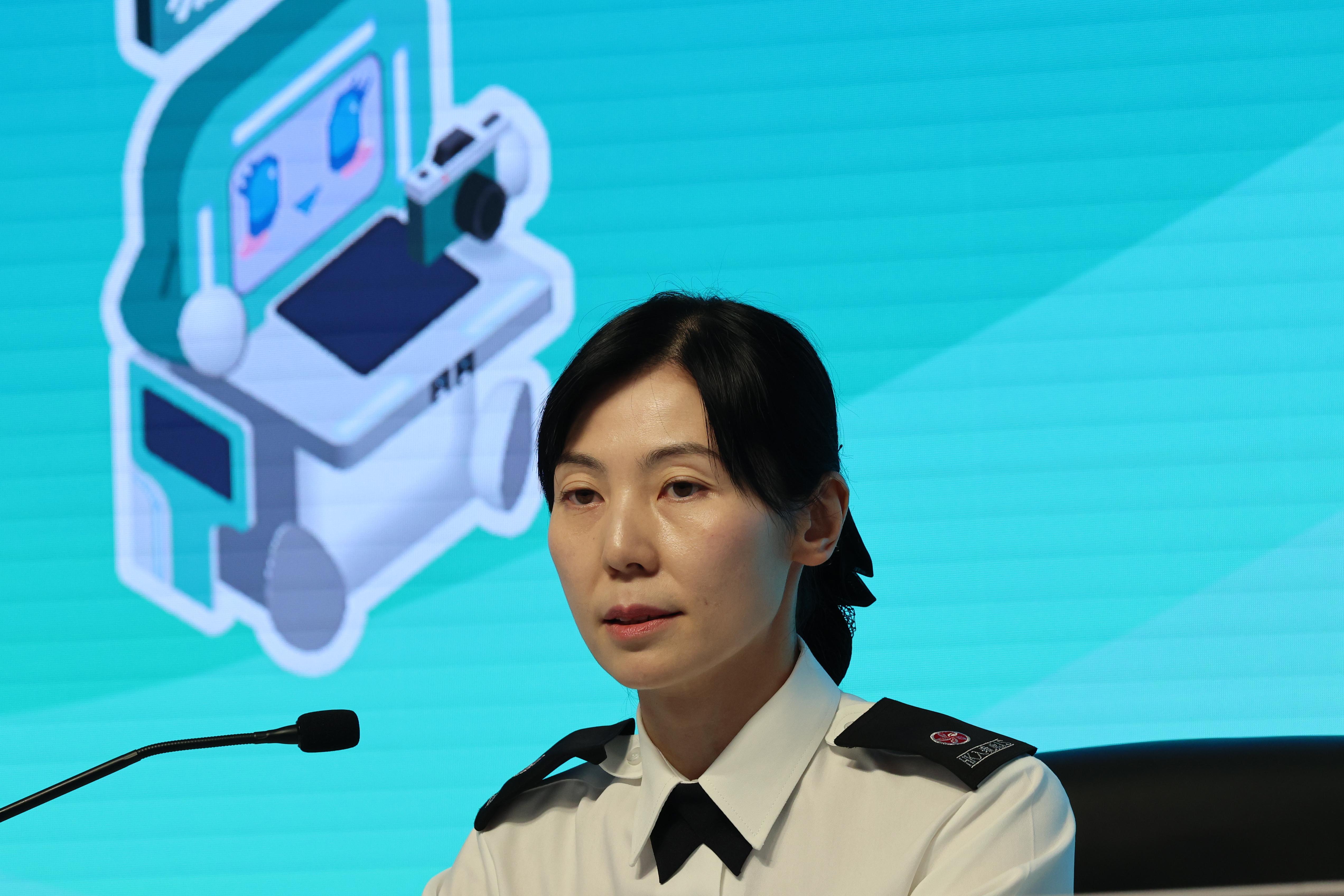 助理首席入境事務主任(人事登記)周佩玉指新服務每日額外處理900宗申請。