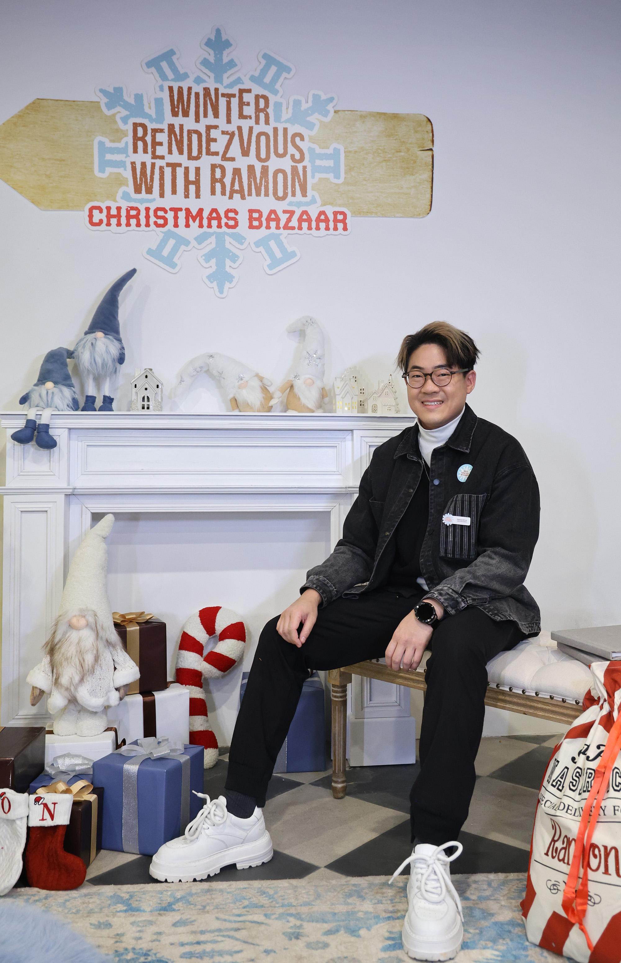 啟豪喺唯美IG位打卡。