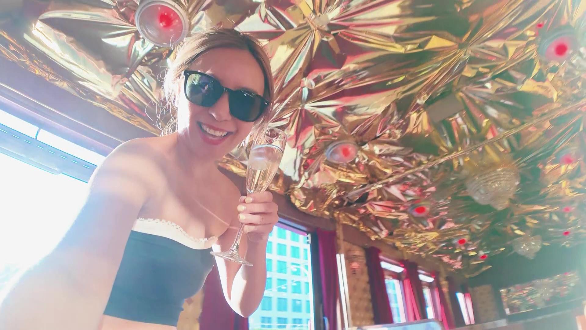 Christy著得靚靚去蒲吧。