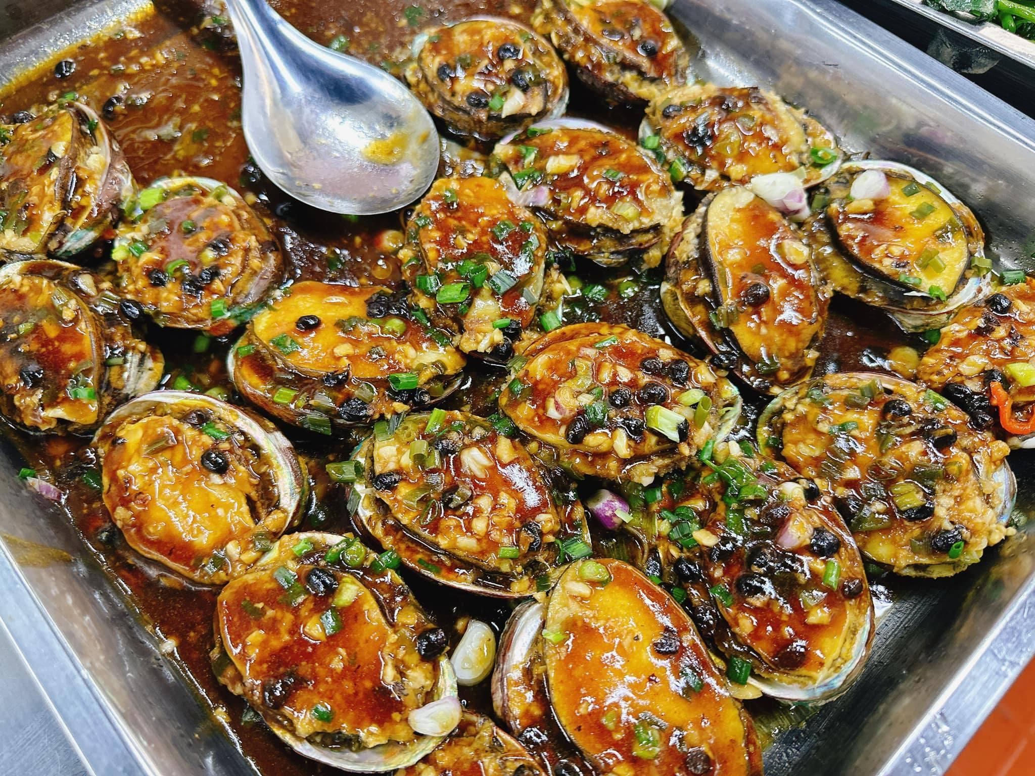 位於上水以良心平價兩餸飯出名的「膳廚」宣布因經營困難結業。店舖以「良心菜式」作招徠,每日提供十多種菜式,有時亦會包含貴價食材鮑魚。(香港兩餸飯關注組fb)