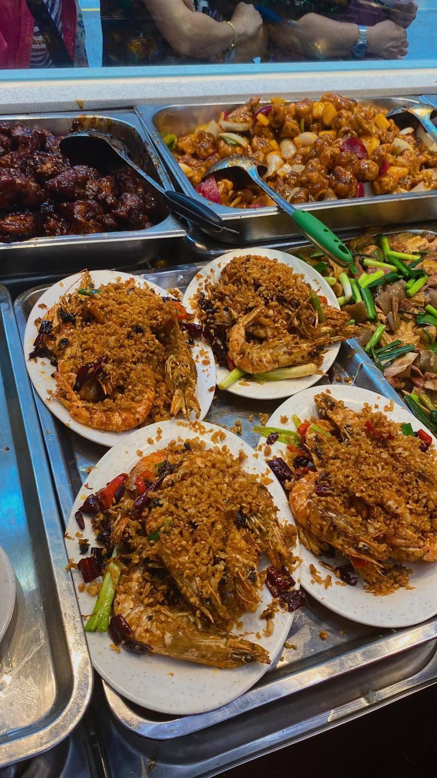 權發小廚主打價錢親民的兩餸飯,供應多款菜式,門外更不時出現人龍 (權發小廚Facebook專頁)