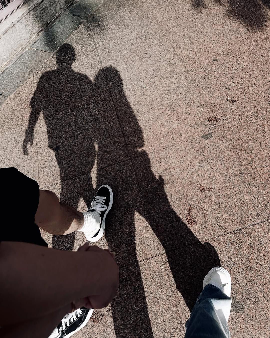 Purple又上載與夫並肩前行的剪影照片。