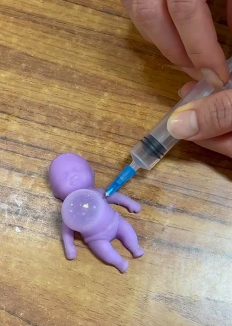 玩法是將針筒打入該人體玩具的任何一個部位,令該身體部位鼓脹起來。若學生將針筒空氣注射入『真實的人體』內,必構成生命危險。