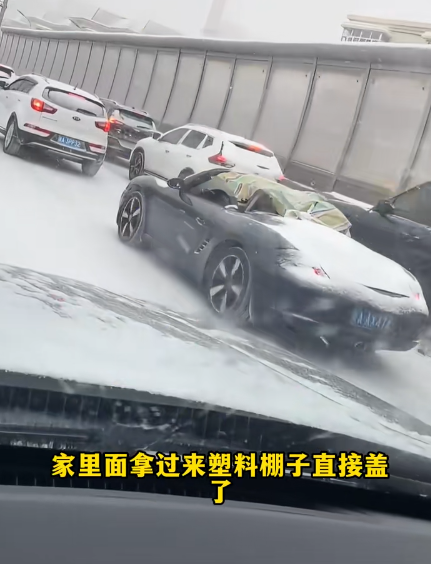 烏魯木齊一名司機在零下20度駕駛開蓬車。(微博截圖)