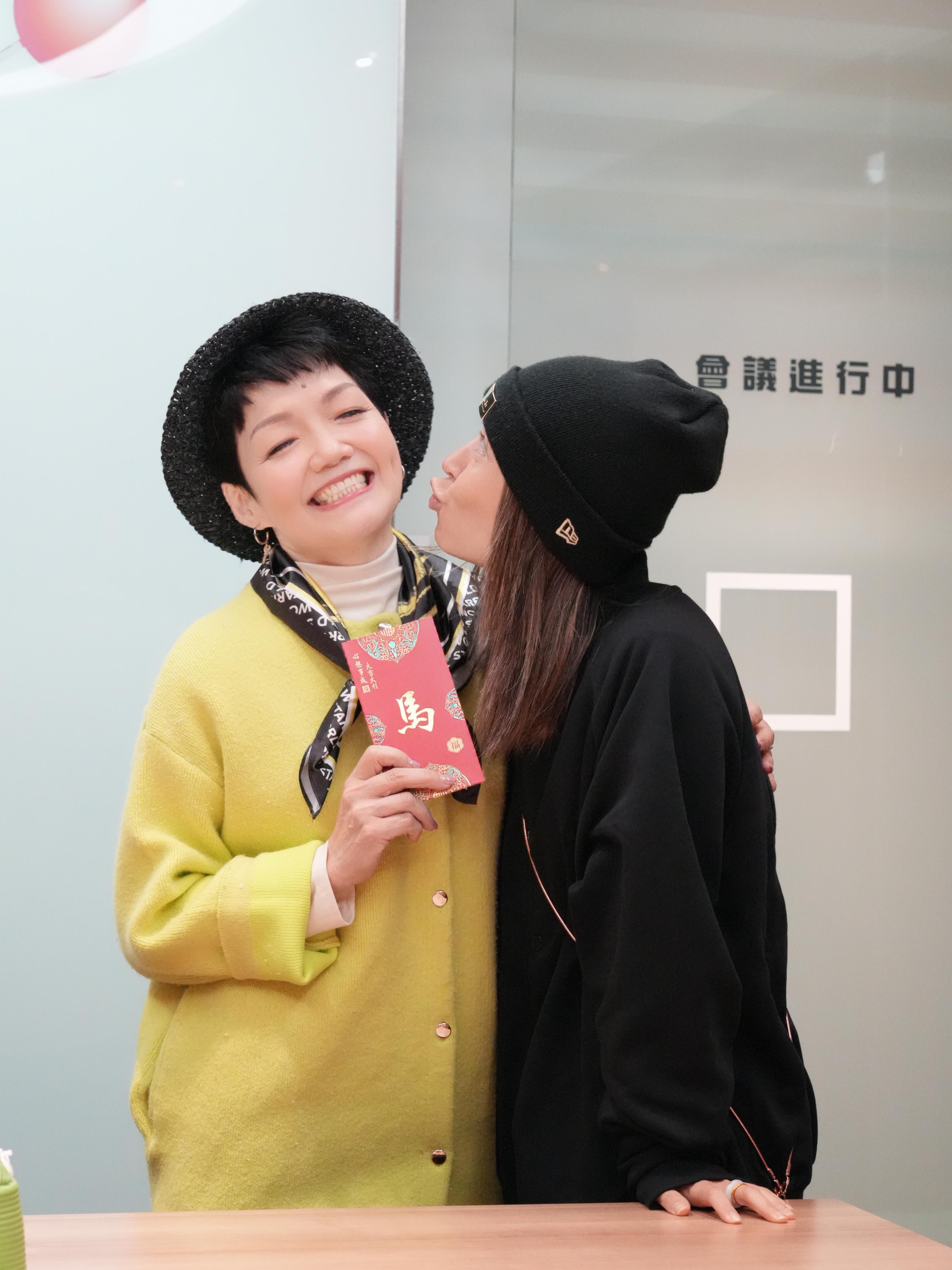 新城節目主持黎莉吻賀程凱欣。