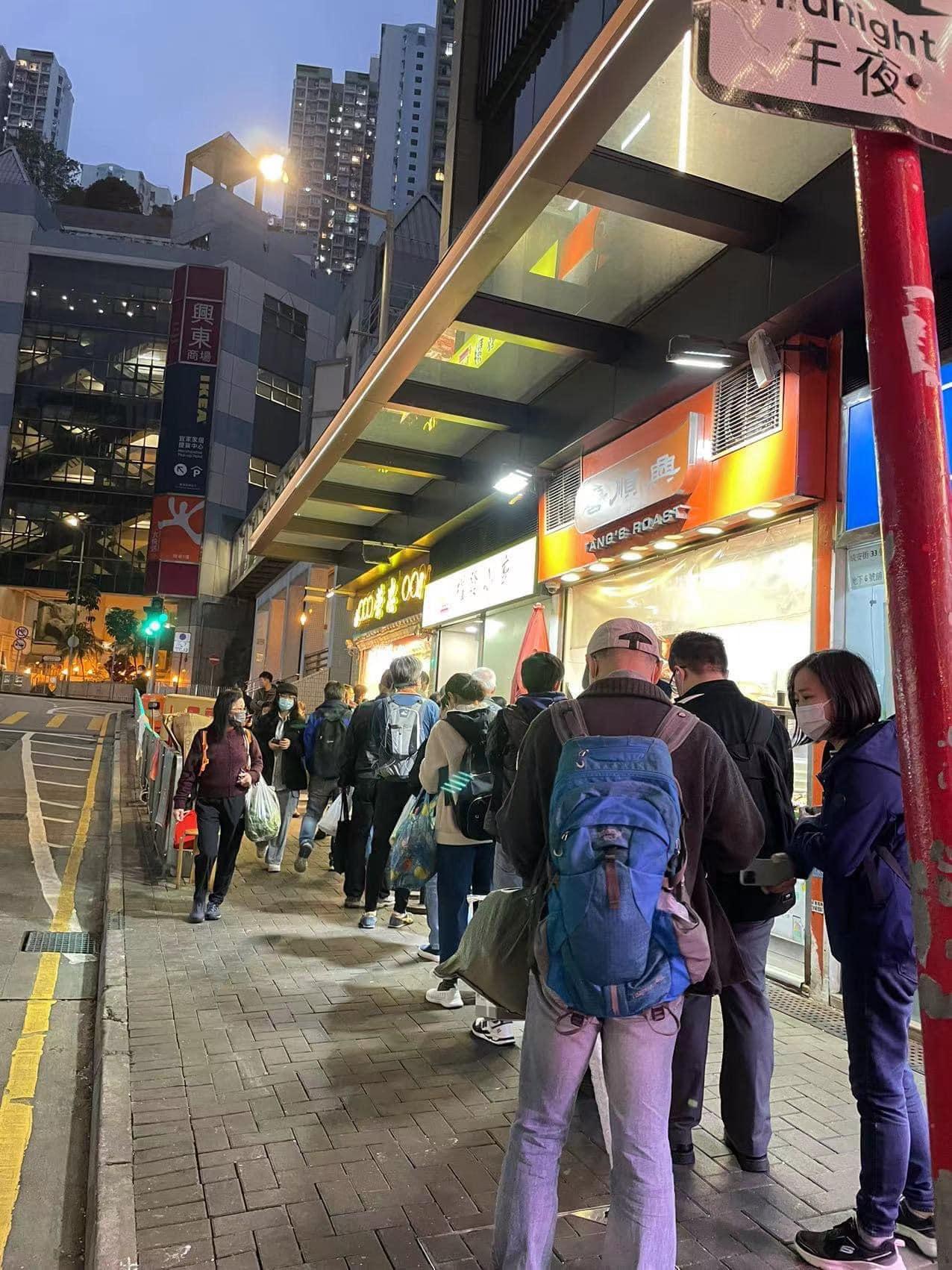 權發小廚主打價錢親民的兩餸飯,供應多款菜式,門外更不時出現人龍 (權發小廚Facebook專頁)