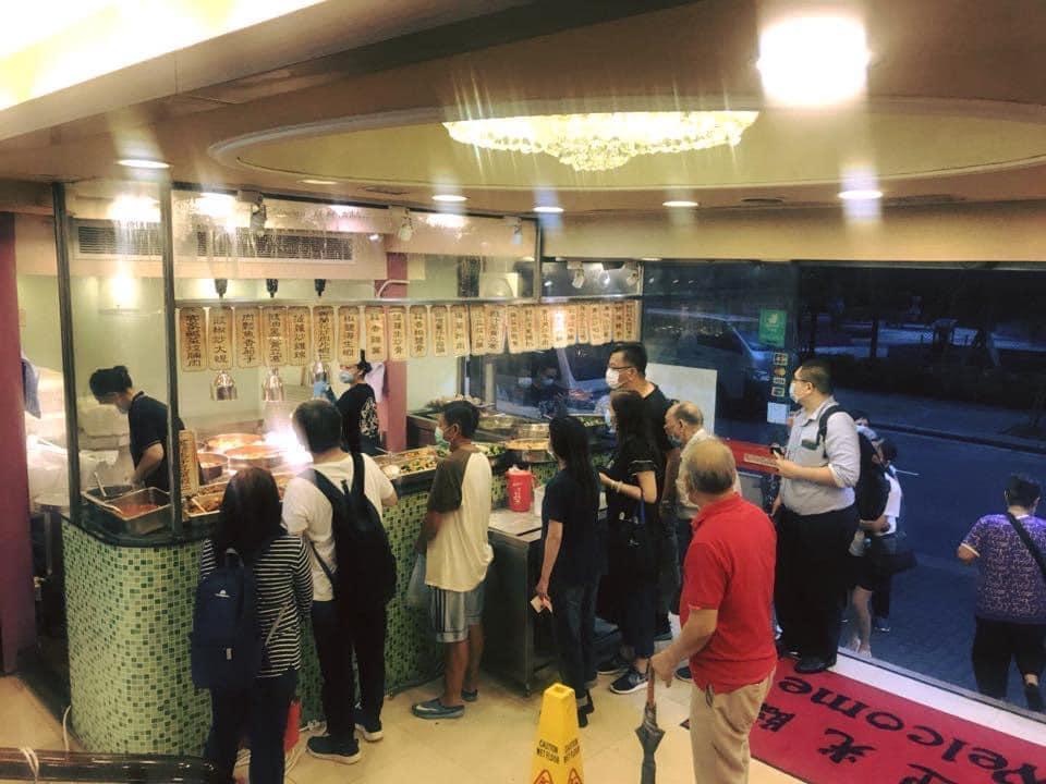 權發小廚主打價錢親民的兩餸飯,供應多款菜式,門外更不時出現人龍 (權發小廚Facebook專頁)