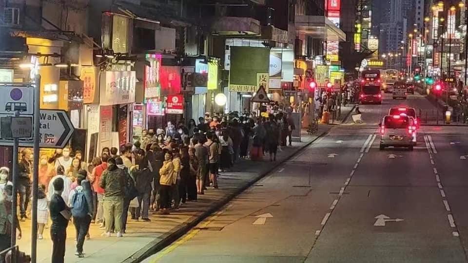 權發小廚主打價錢親民的兩餸飯,供應多款菜式,門外更不時出現人龍 (權發小廚Facebook專頁)