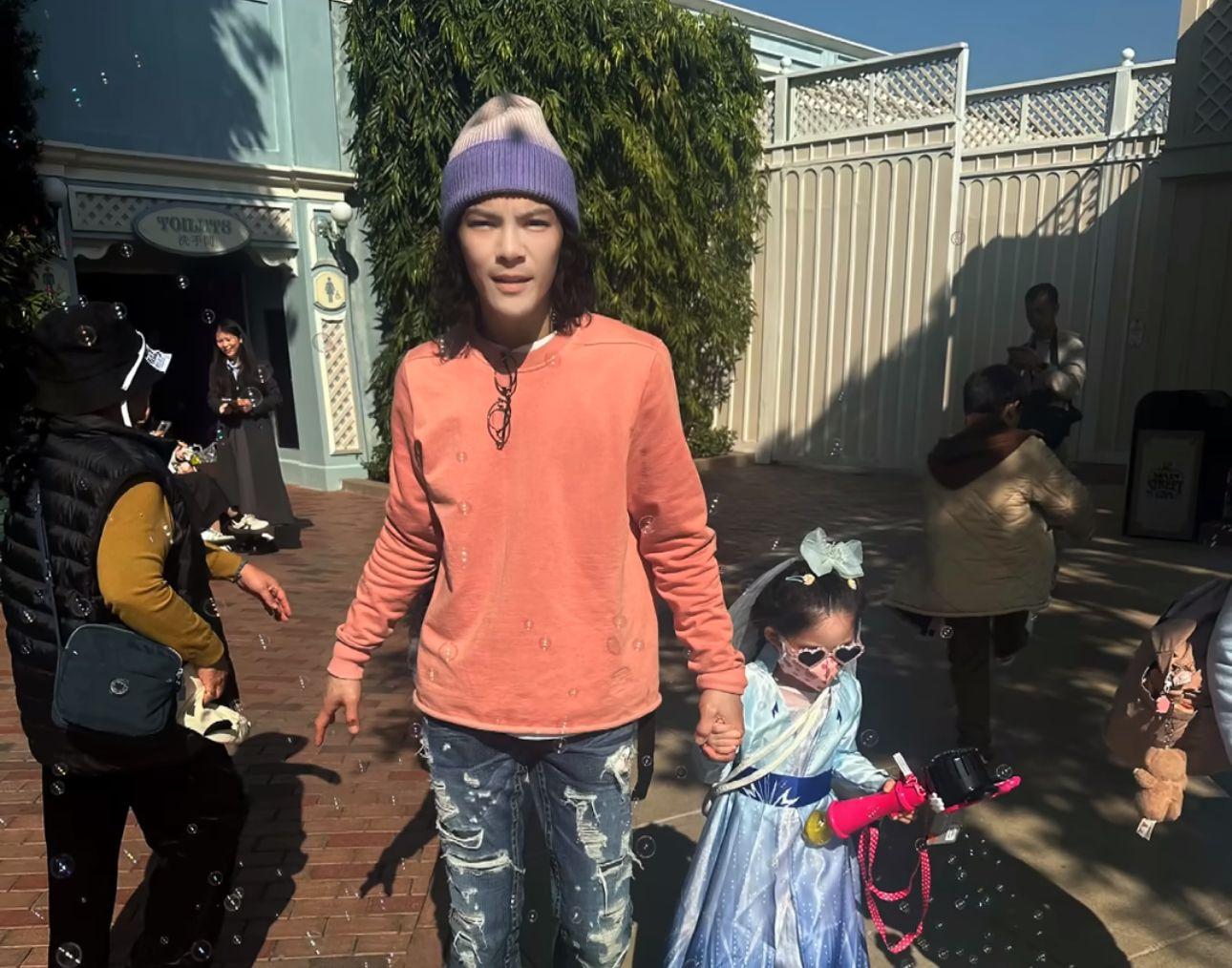 向佐日前享受天倫樂。